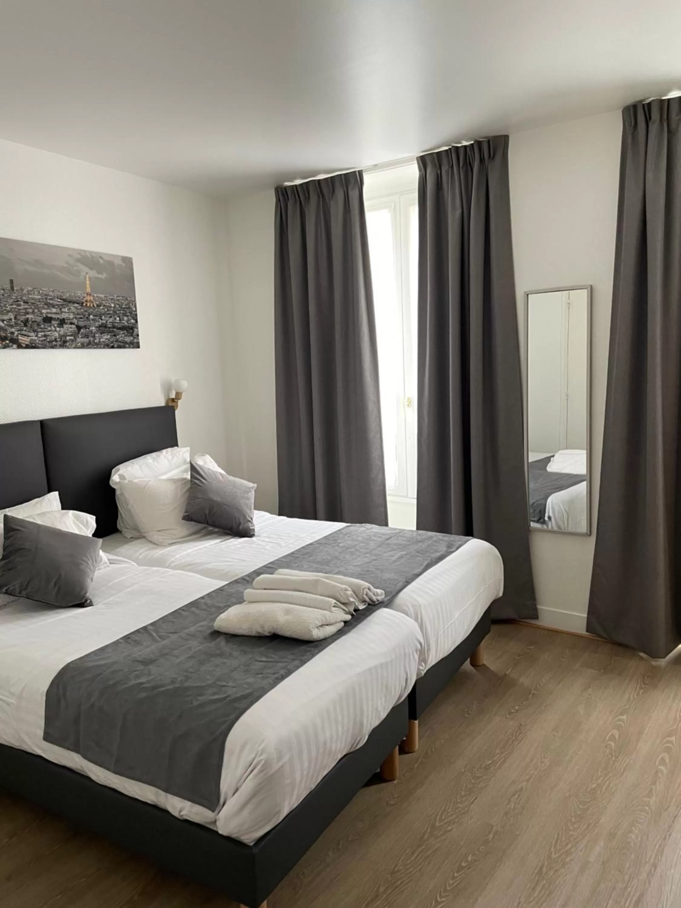 Bed in Hôtel de Bordeaux