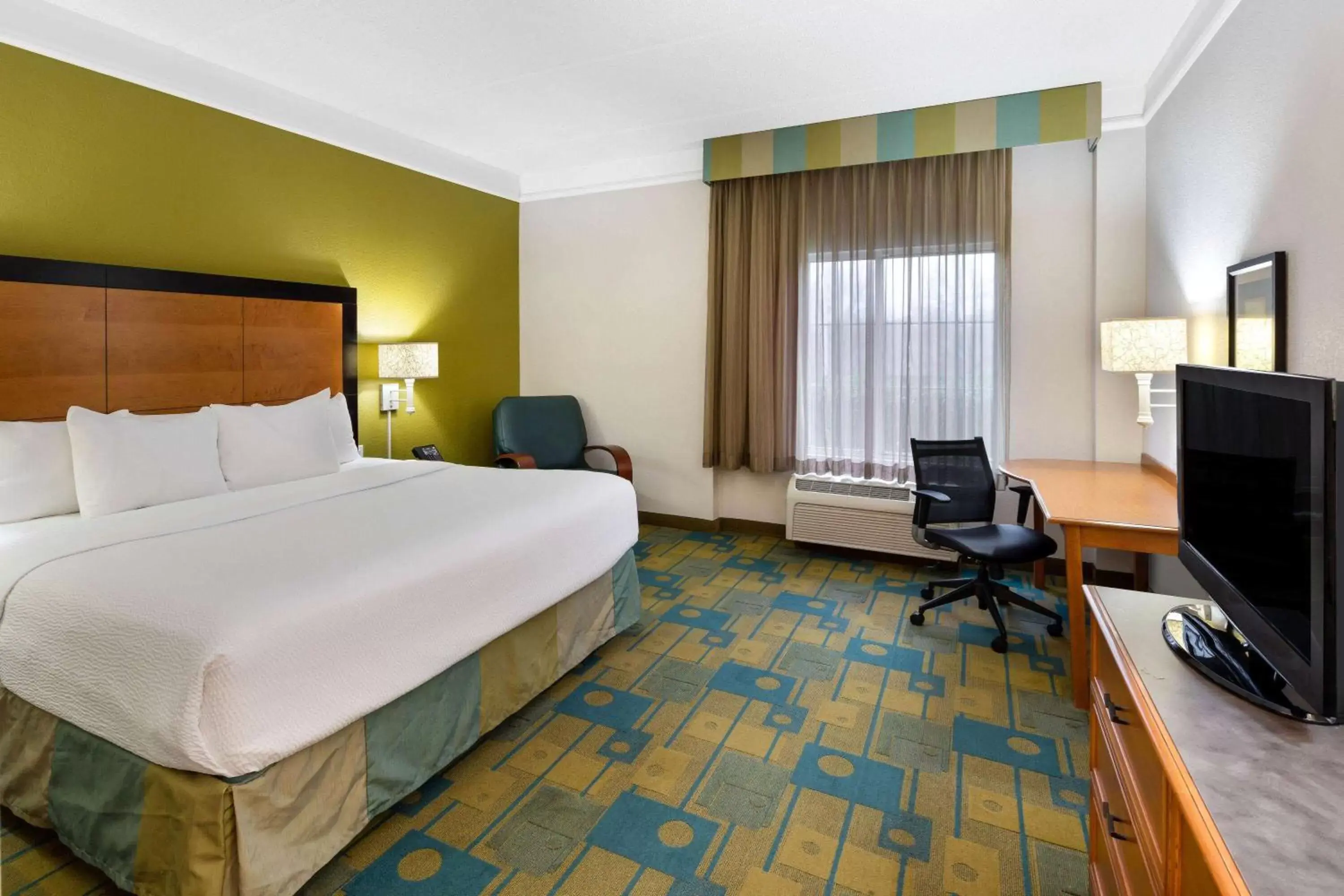 1 King Bed, Mobility/Hearing Impaired Accessible Room, Tub w/ Grab Bars, NSMK in La Quinta by Wyndham Greenville Haywood 1 King Bed, Mobility/Hearing Impaired Accessible Room, Tub w/ Grab Bars, NSMK in La Quinta by Wyndham Greenville Haywood