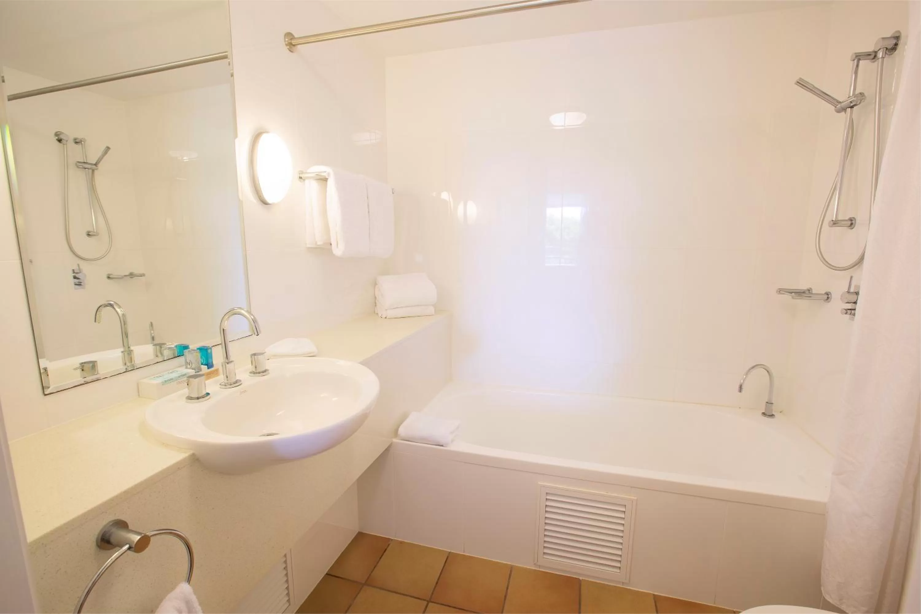 Shower in Novotel Sunshine Coast Resort