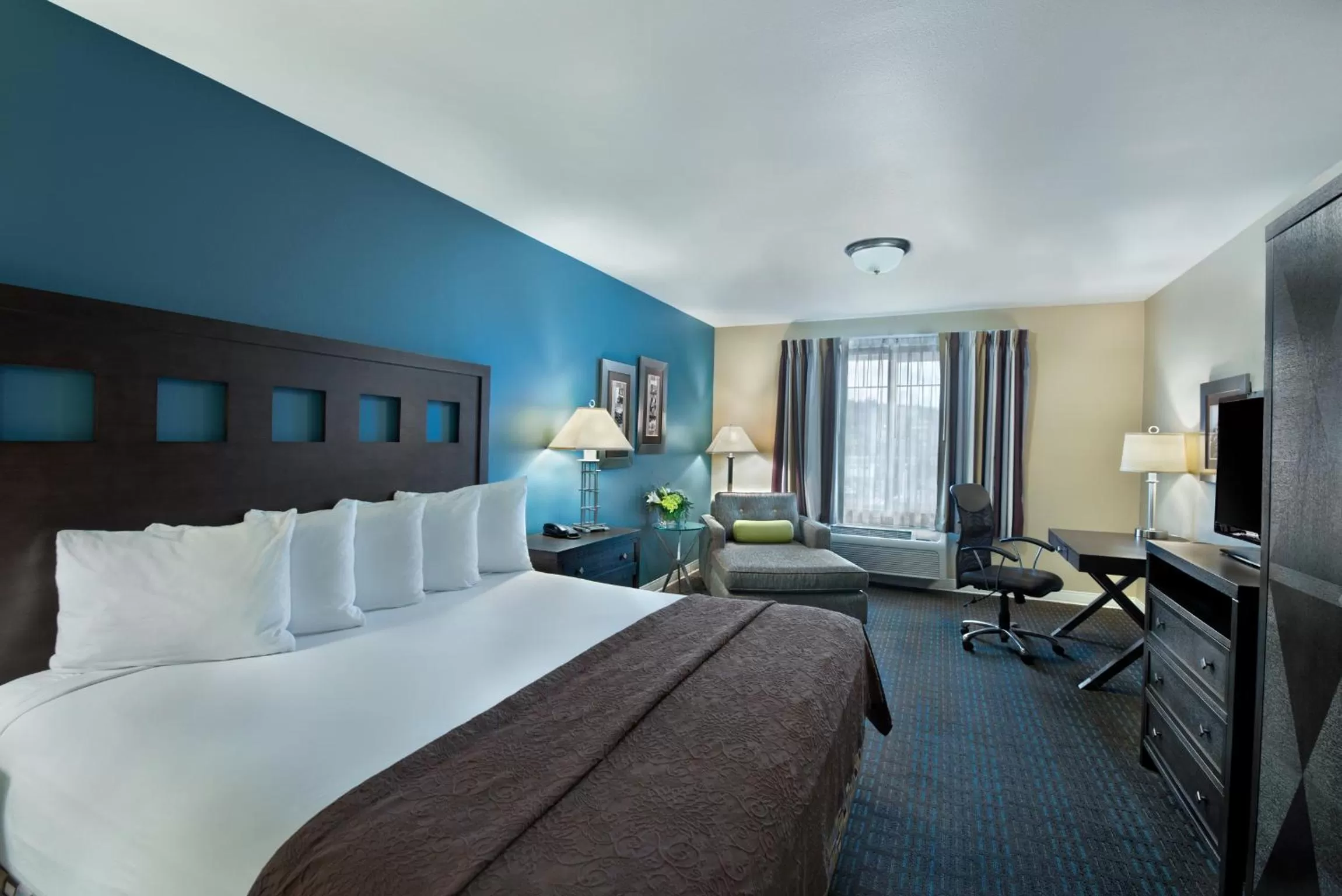 TV and multimedia, Bed in Oxford Suites Silverdale