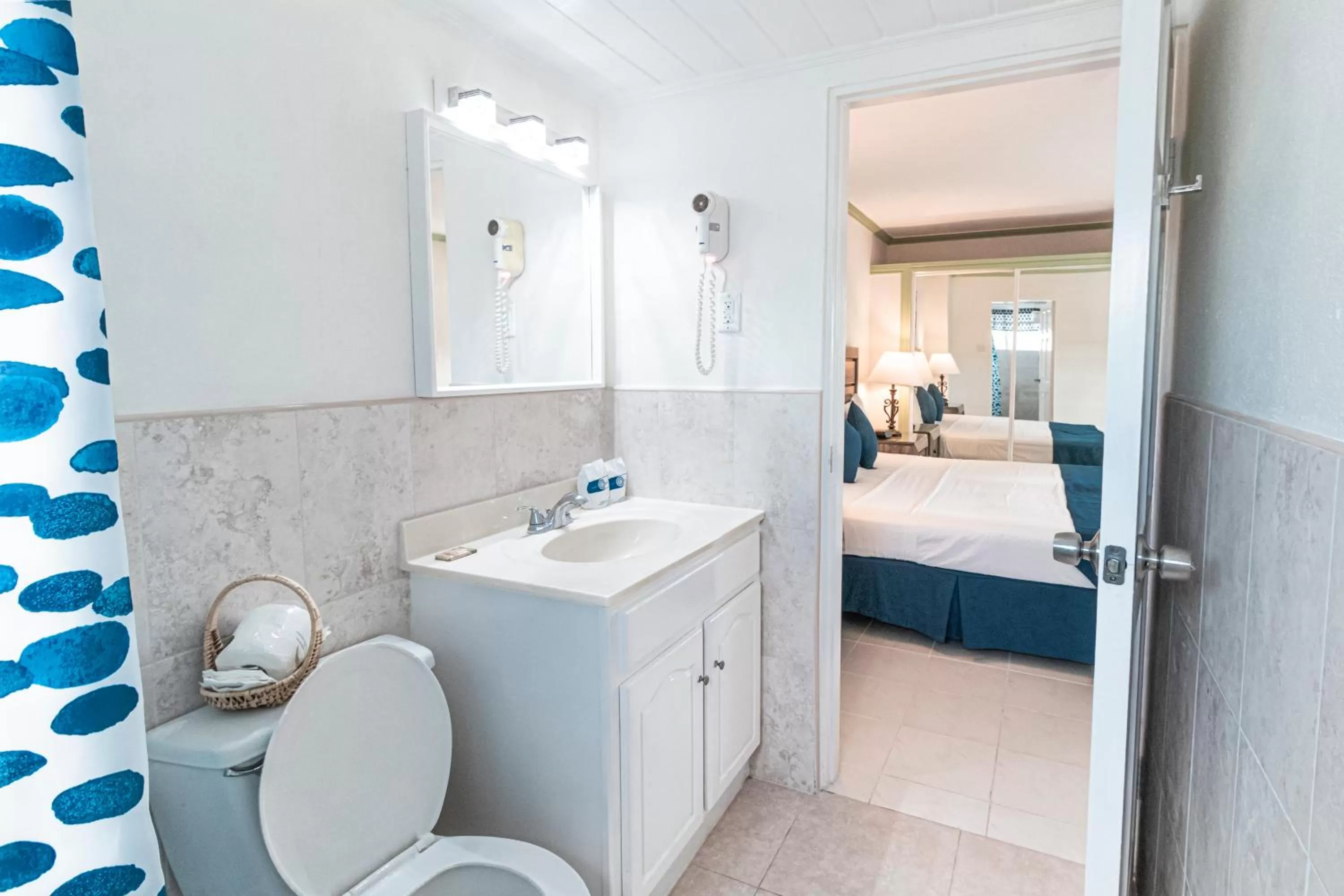 Toilet, Bed in Worthing Court Apartment Hotel