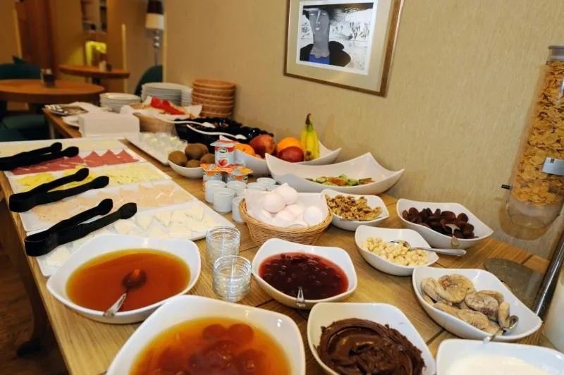 Restaurant/places to eat in Collage Pera Hotel