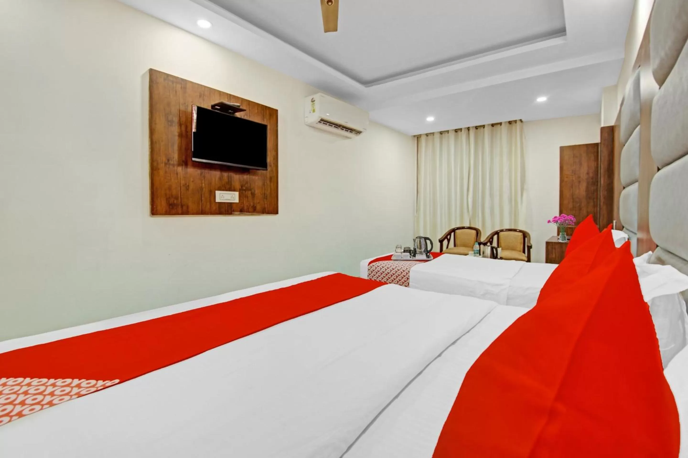 Bedroom in Super OYO Flagship Hotel Tez Plaza