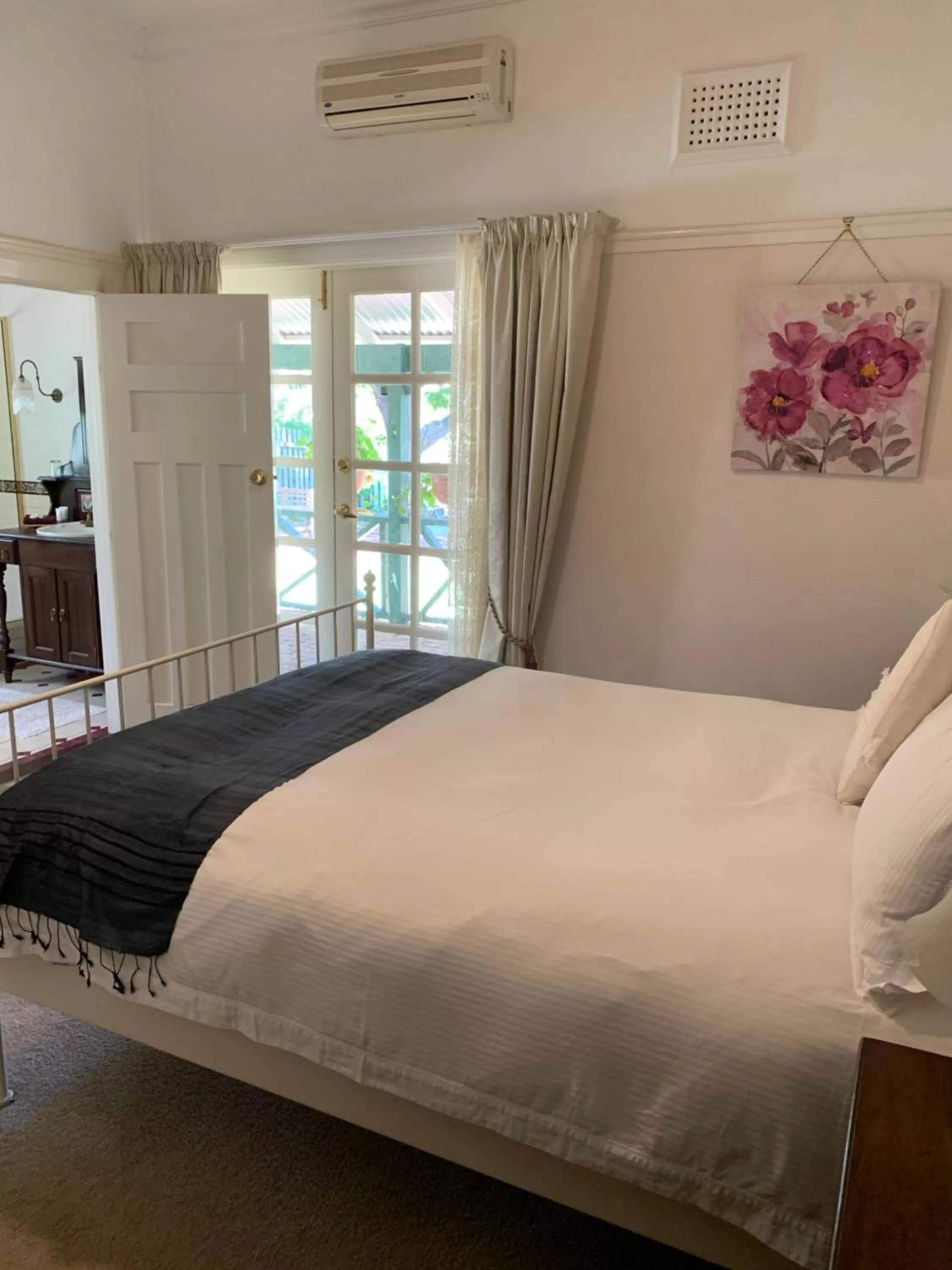 Bedroom, Bed in Rosebridge House Bed & Breakfast Adult Retreat