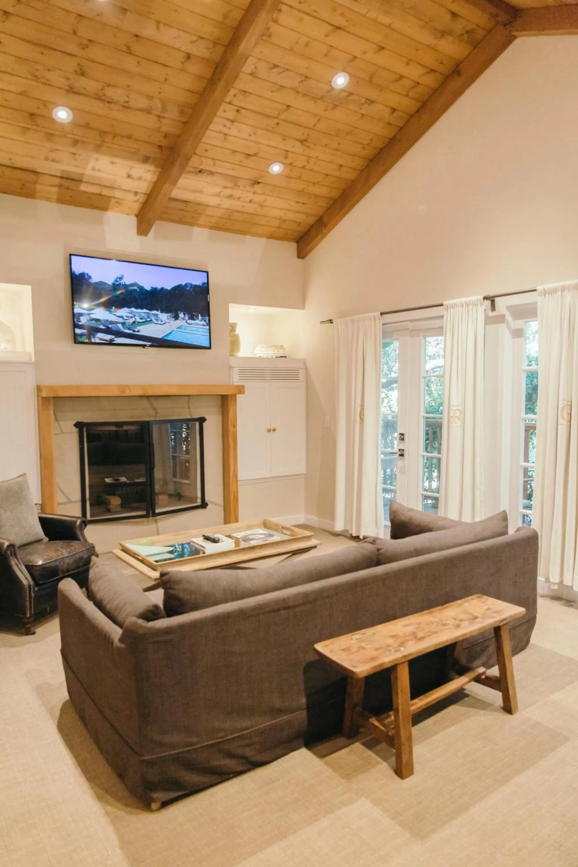 TV and multimedia in CALAMIGOS RANCH Resort & Spa