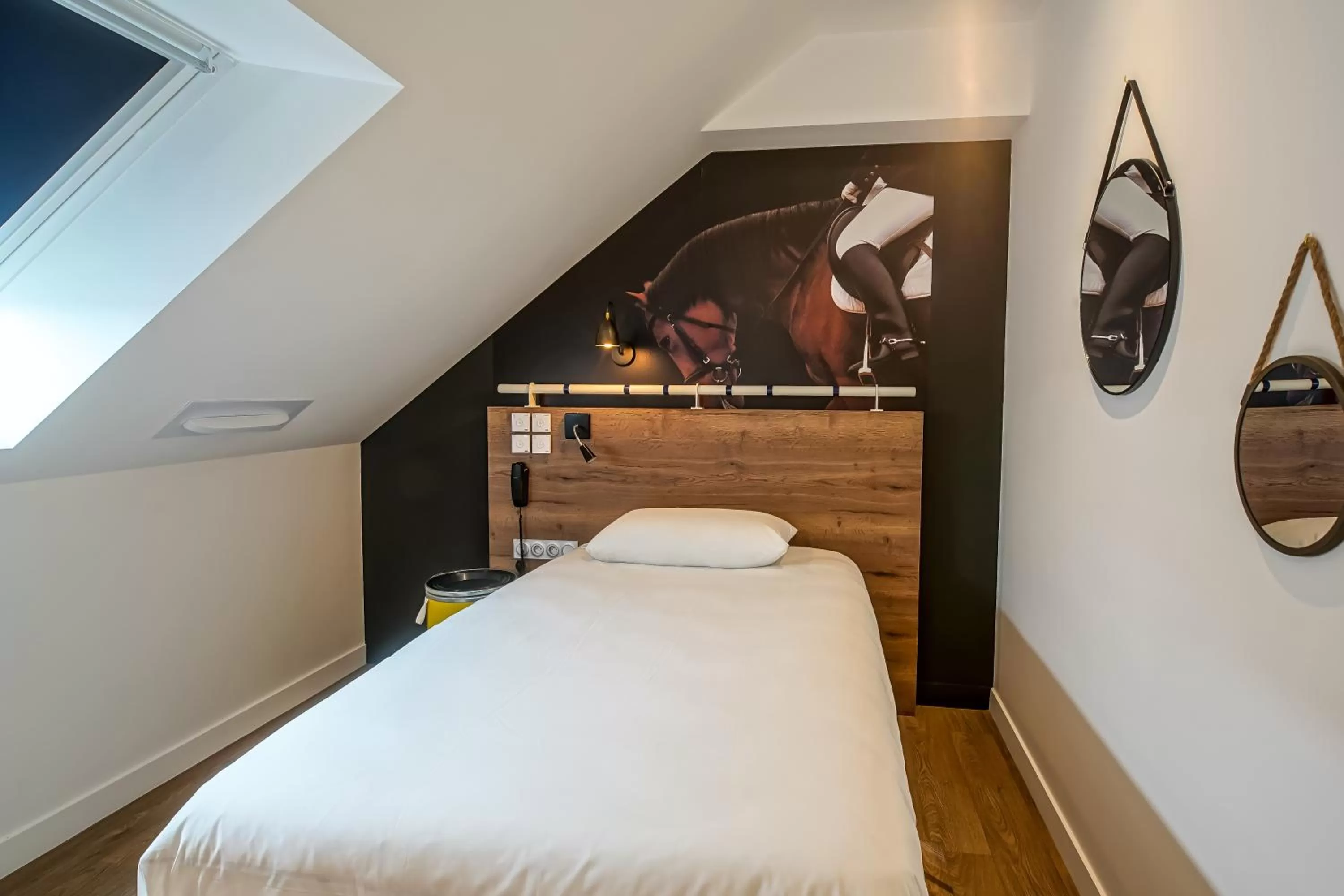 Bedroom, Bed in ibis Styles Saumur Gare Centre