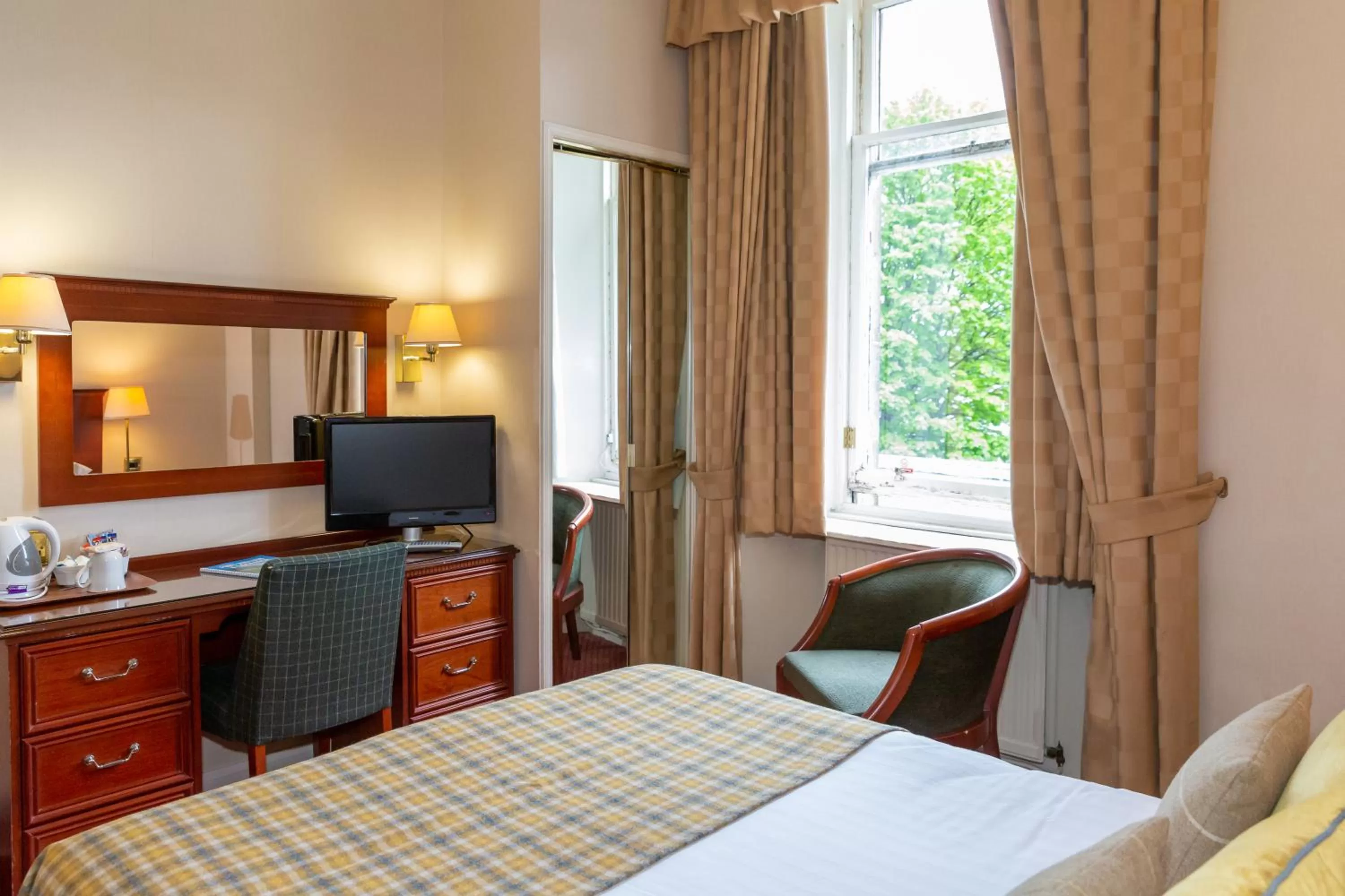 Bedroom, Bed in Alexandra Hotel