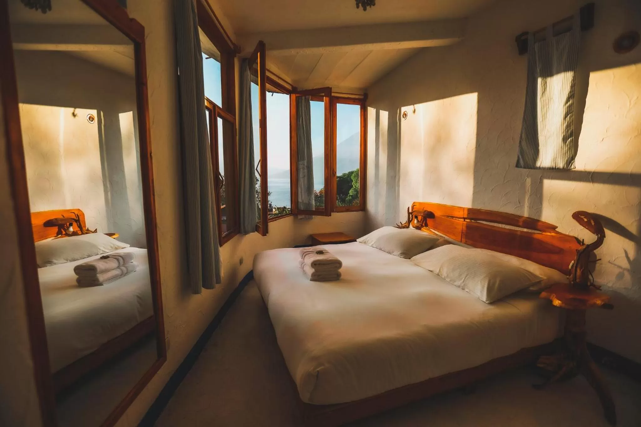 Bed in Lush Atitlán