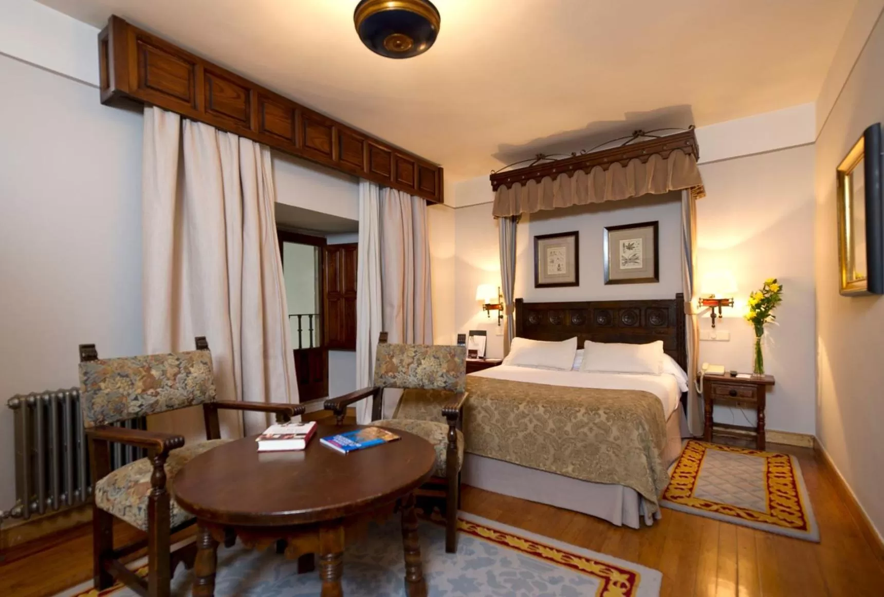 Photo of the whole room, Bed in Parador de Santiago - Hostal Reis Catolicos