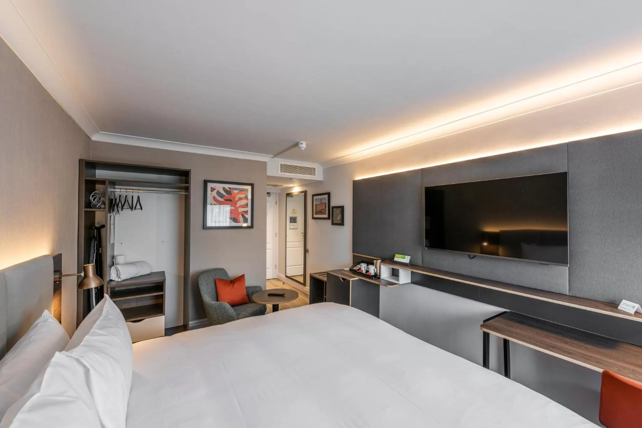 Photo of the whole room, Bed in Holiday Inn - Manchester - Oldham by IHG