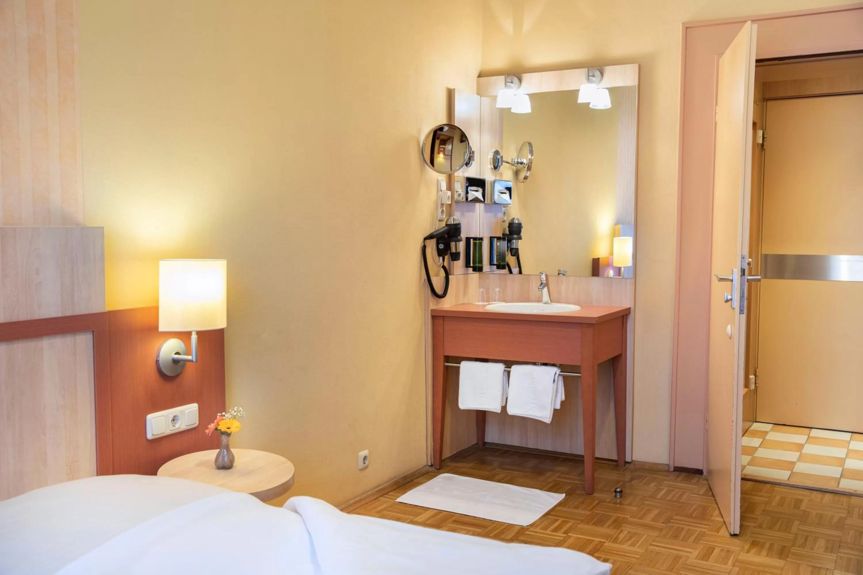 Photo of the whole room, Bed in ACHAT Sternhotel Bonn