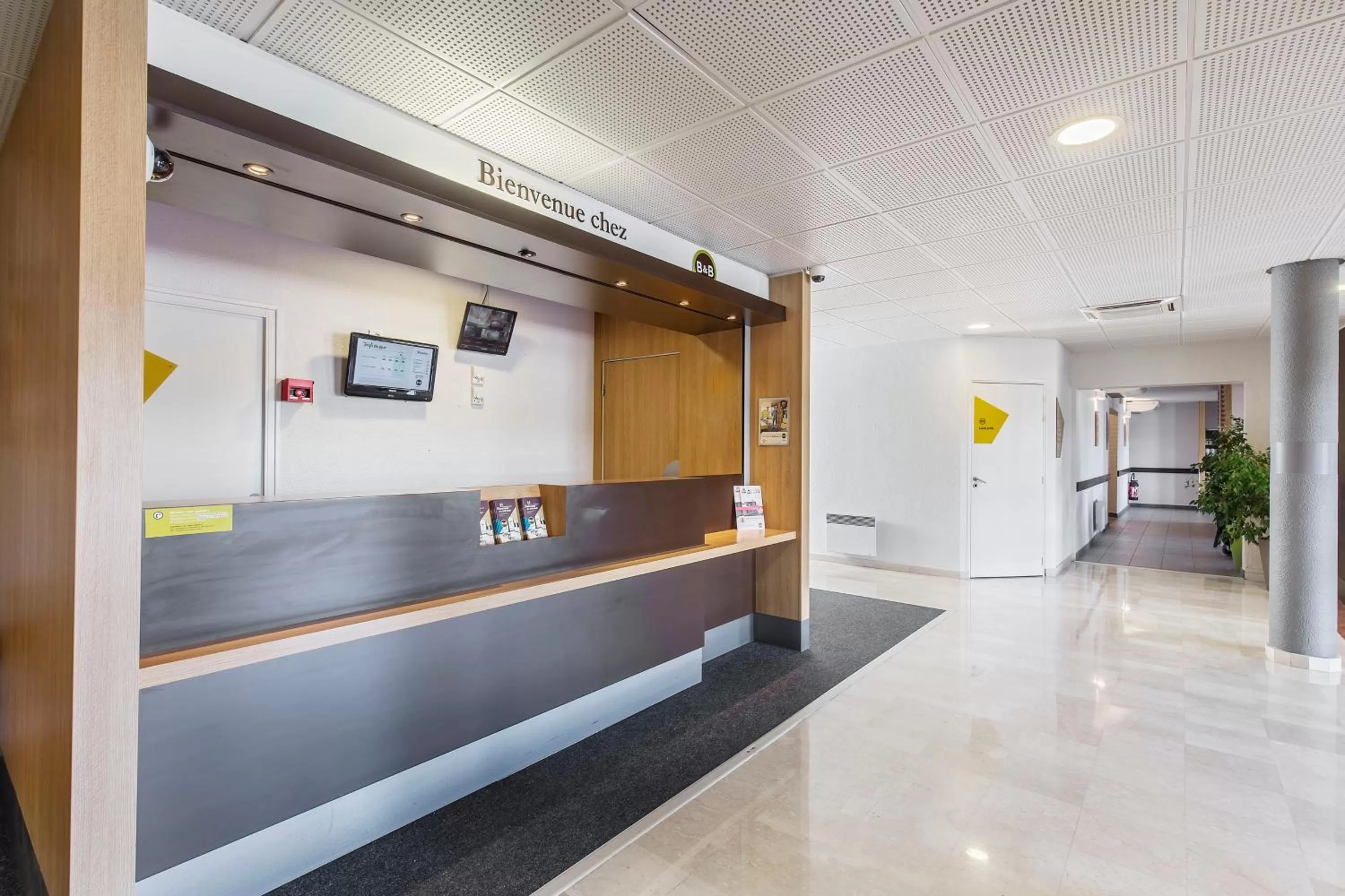 Lobby or reception in B&B HOTEL Lyon Grand Stade Meyzieu