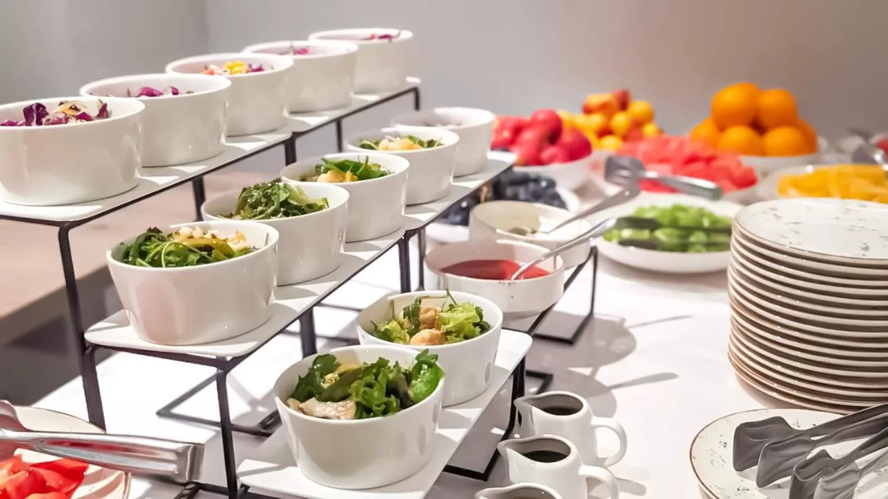 Buffet breakfast in Raavah Aparthotel