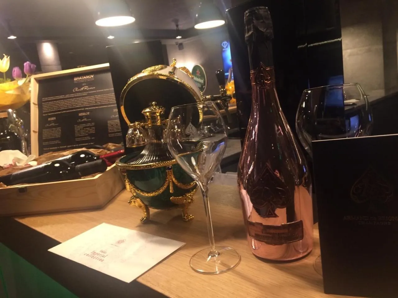 Restaurant/places to eat in All Seasons Residence Design Hotel - Free parking