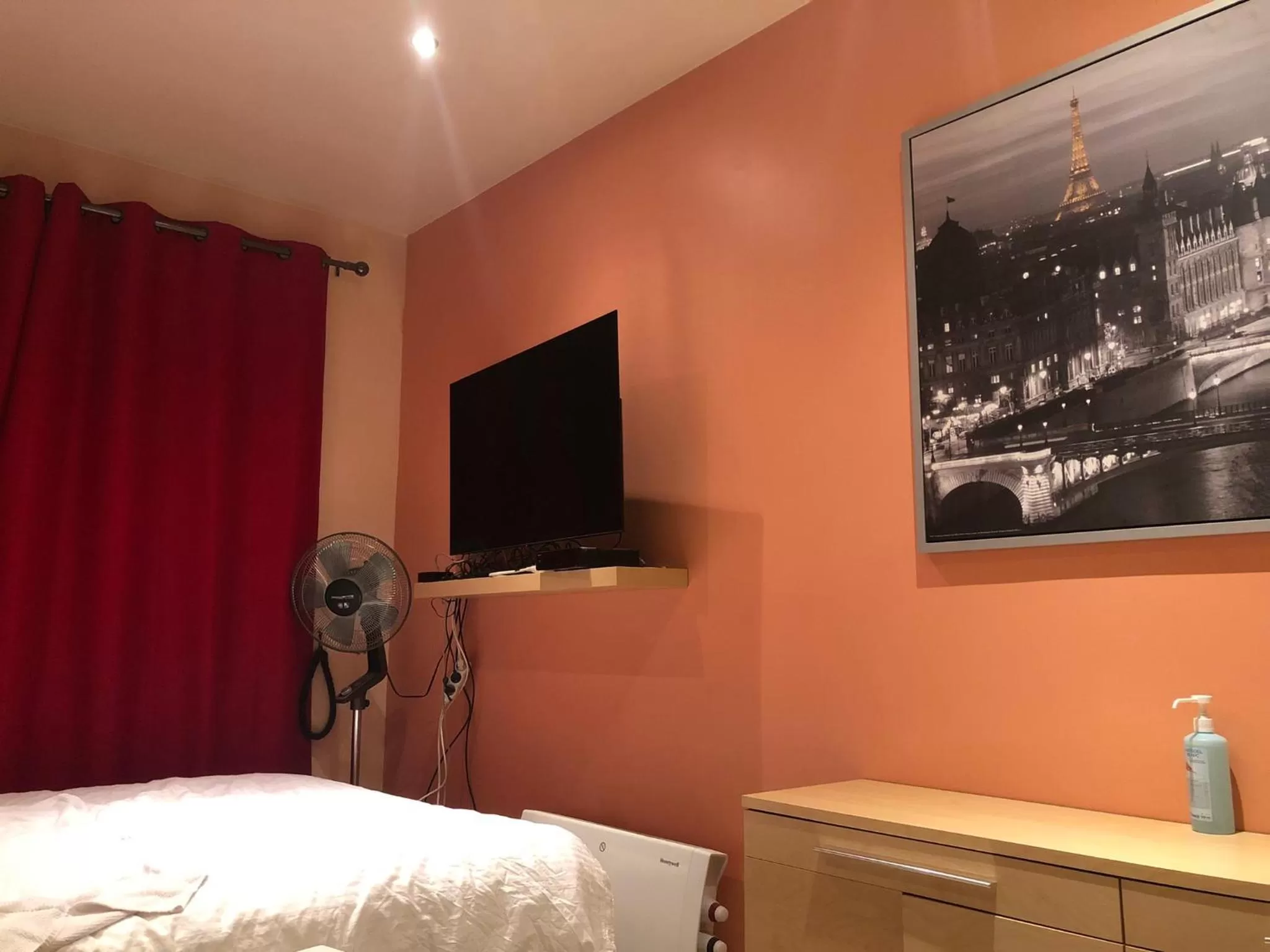 Photo of the whole room, Bed in Residence la Fraisiere