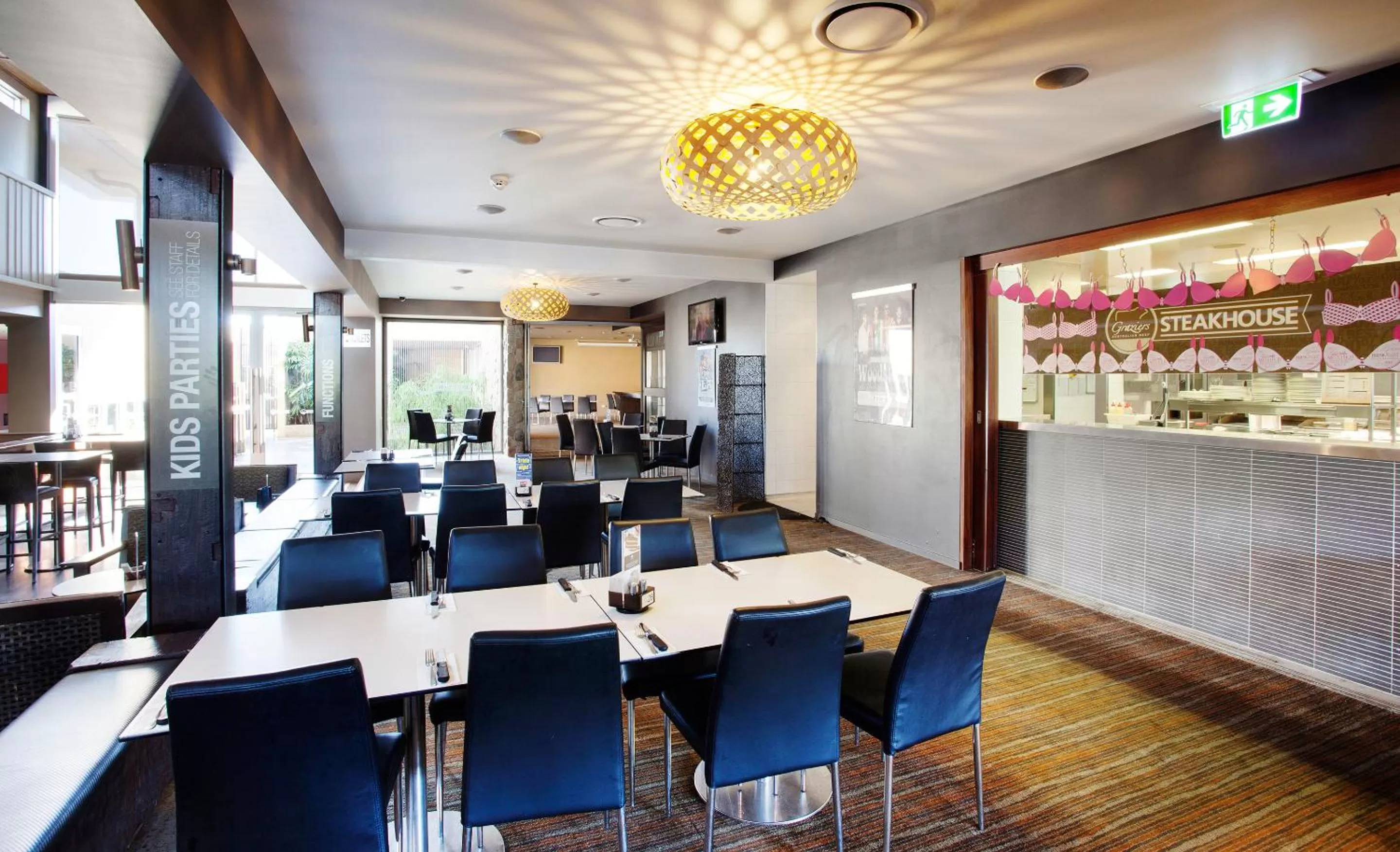 Restaurant/places to eat in Villa Noosa Hotel