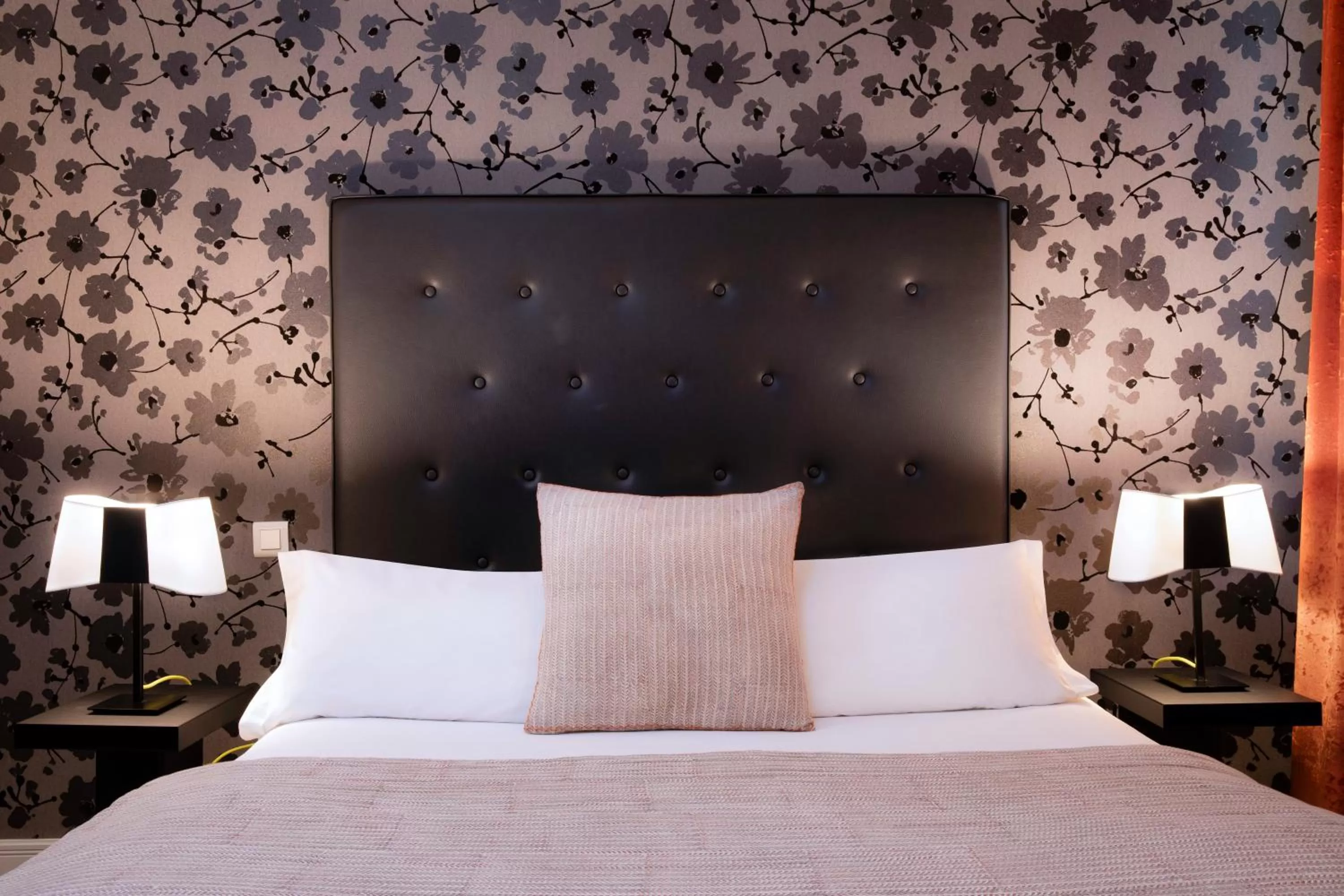 Bedroom, Bed in Hôtel Plaza Étoile