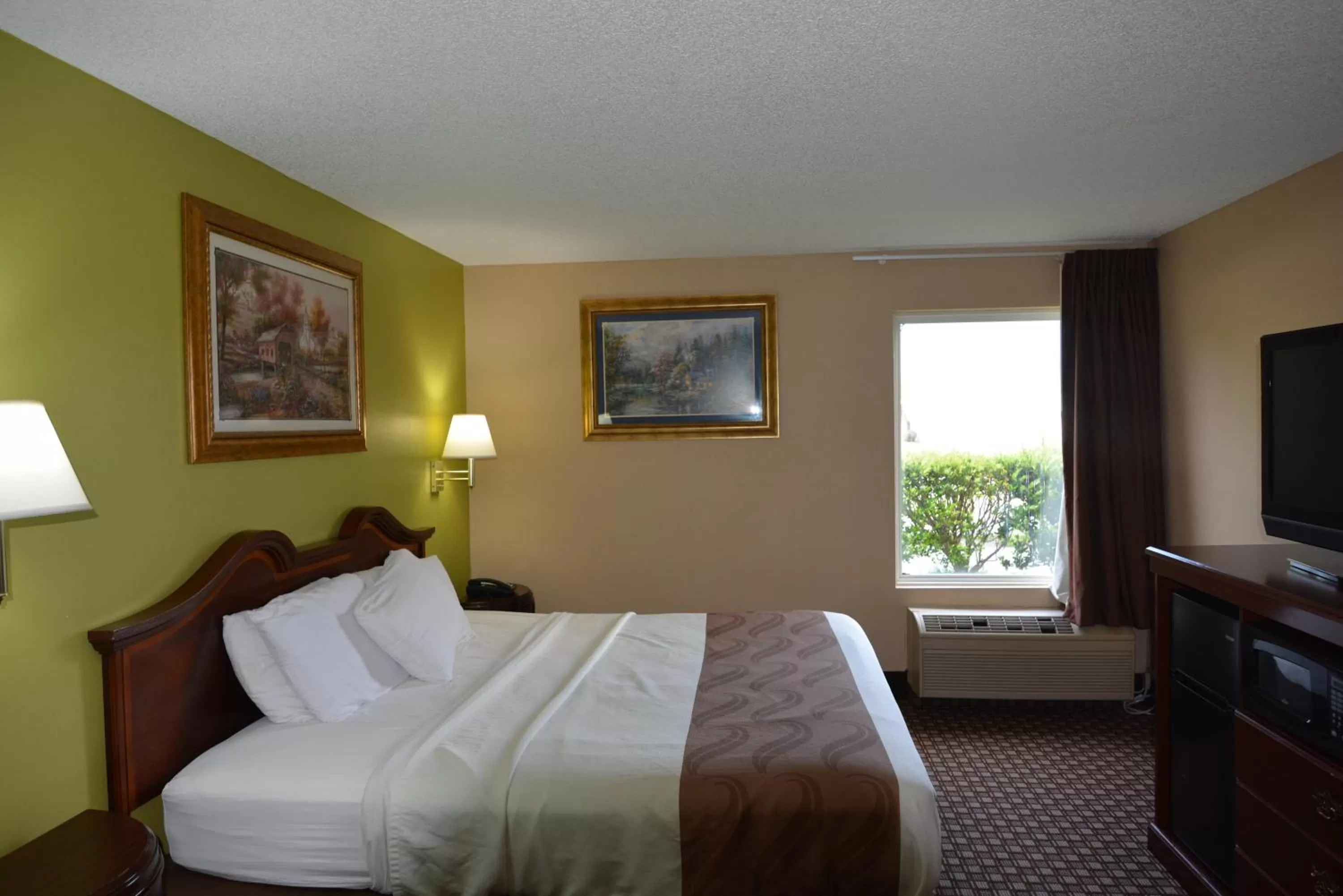 Bed in Jameson Inn and Suites Hazelhurst