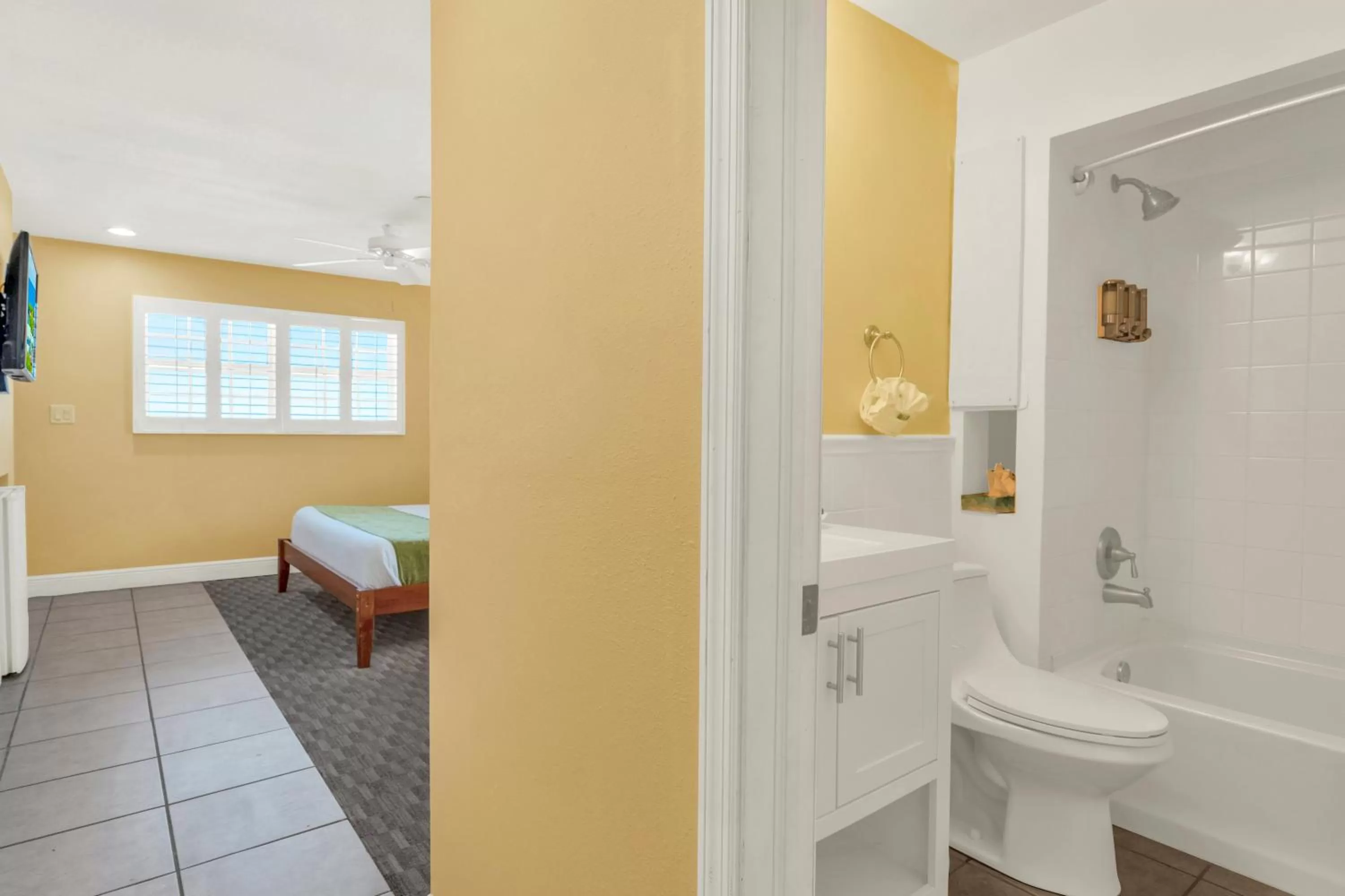 Bathroom, Bed in Dove Creek Resort & Marina, Trademark Collection by Wyndham