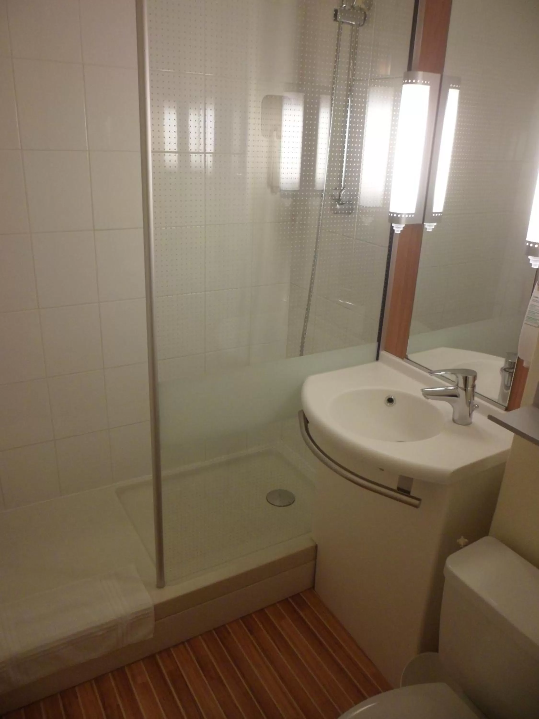 Bathroom in ibis les Etangs des Moines