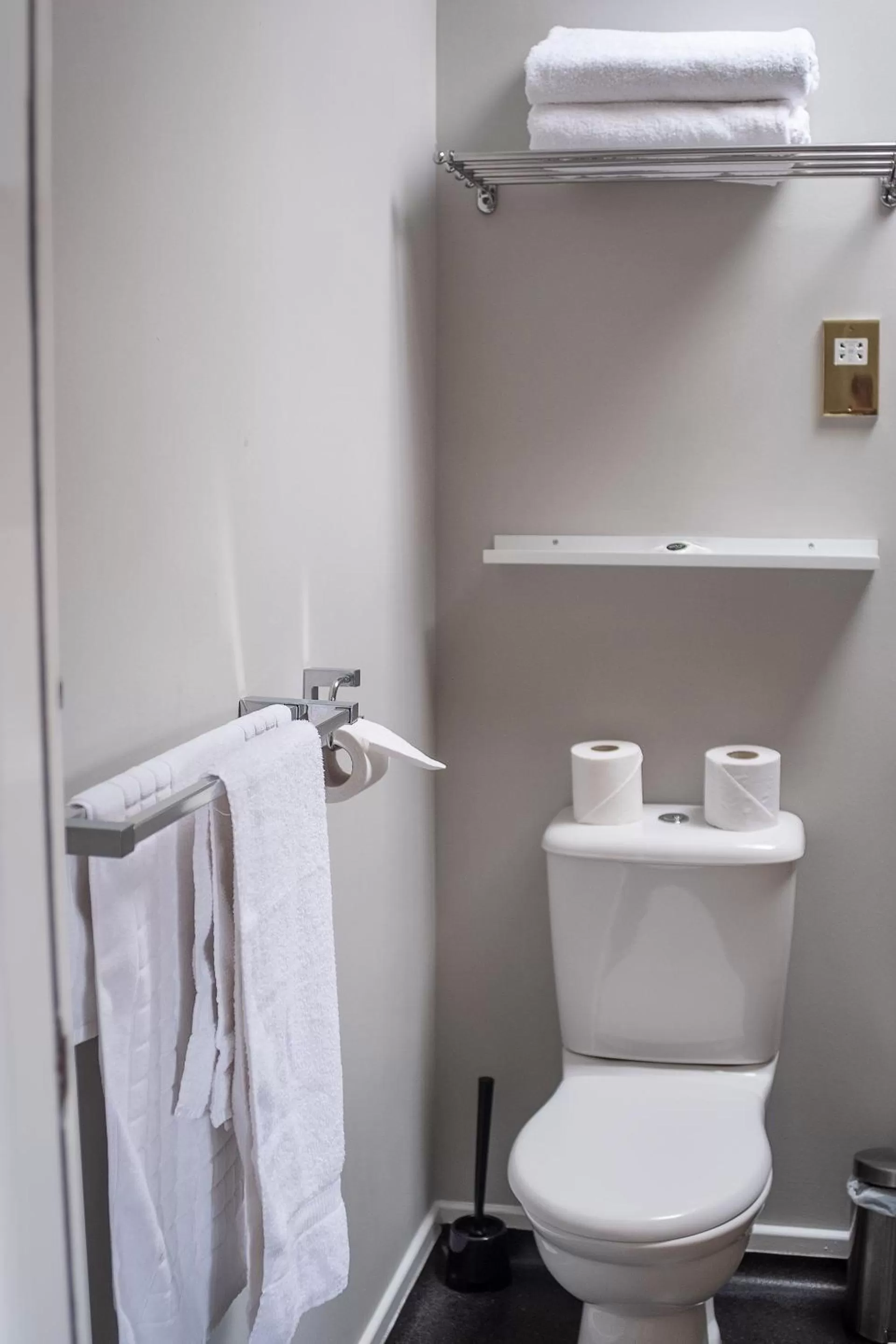 Bathroom in Airlie Arms Hotel