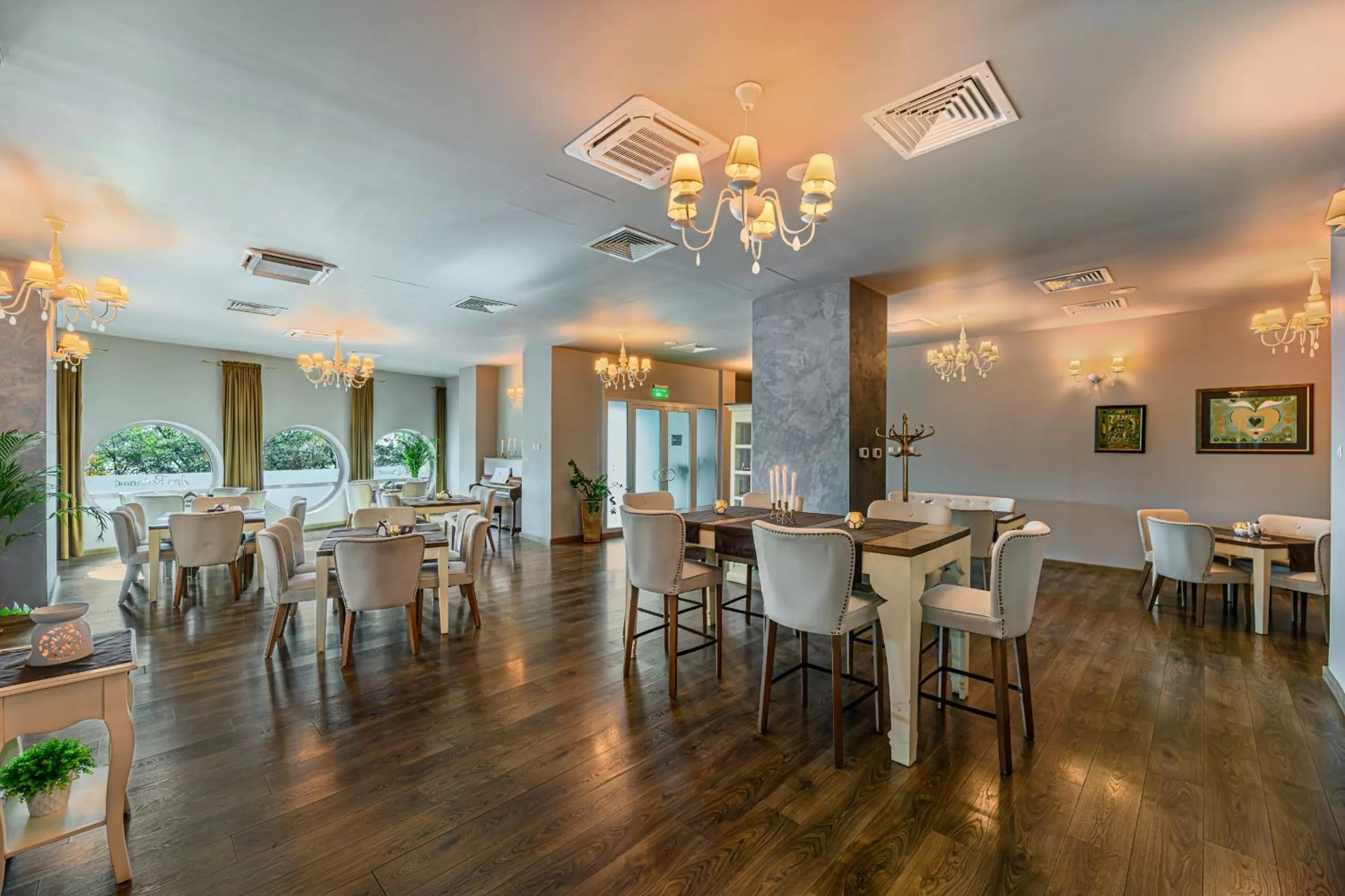 Restaurant/places to eat in Faleza Hotel by Vega