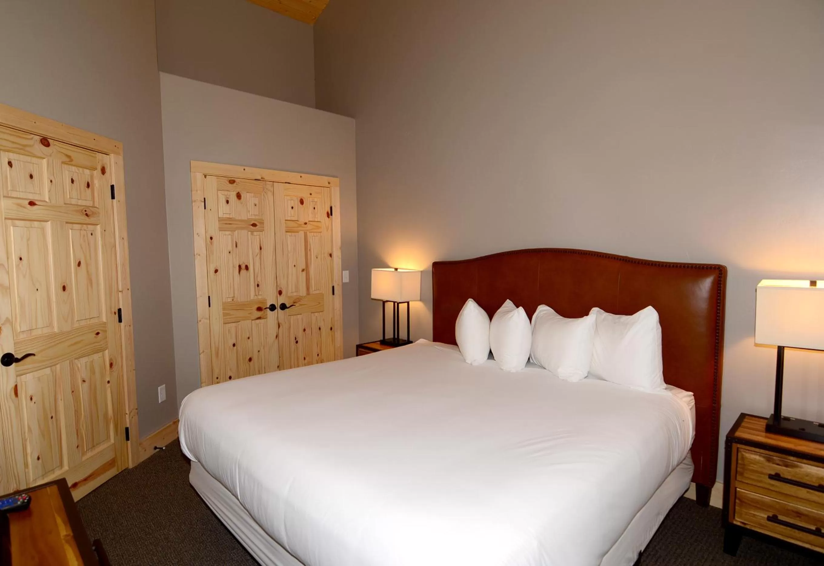 Bed in Lakeside Lodge Resort and Marina