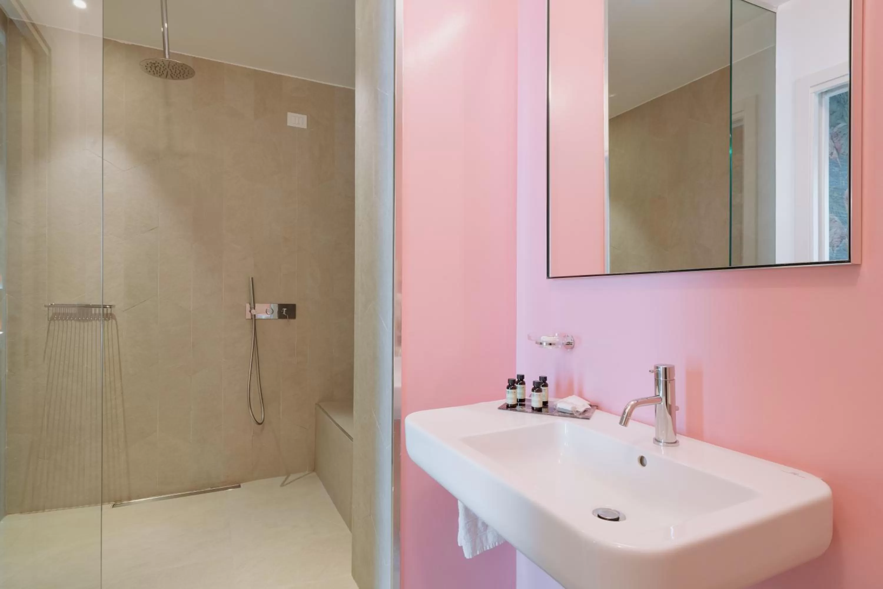 Shower in Collini Rooms, WorldHotels Crafted