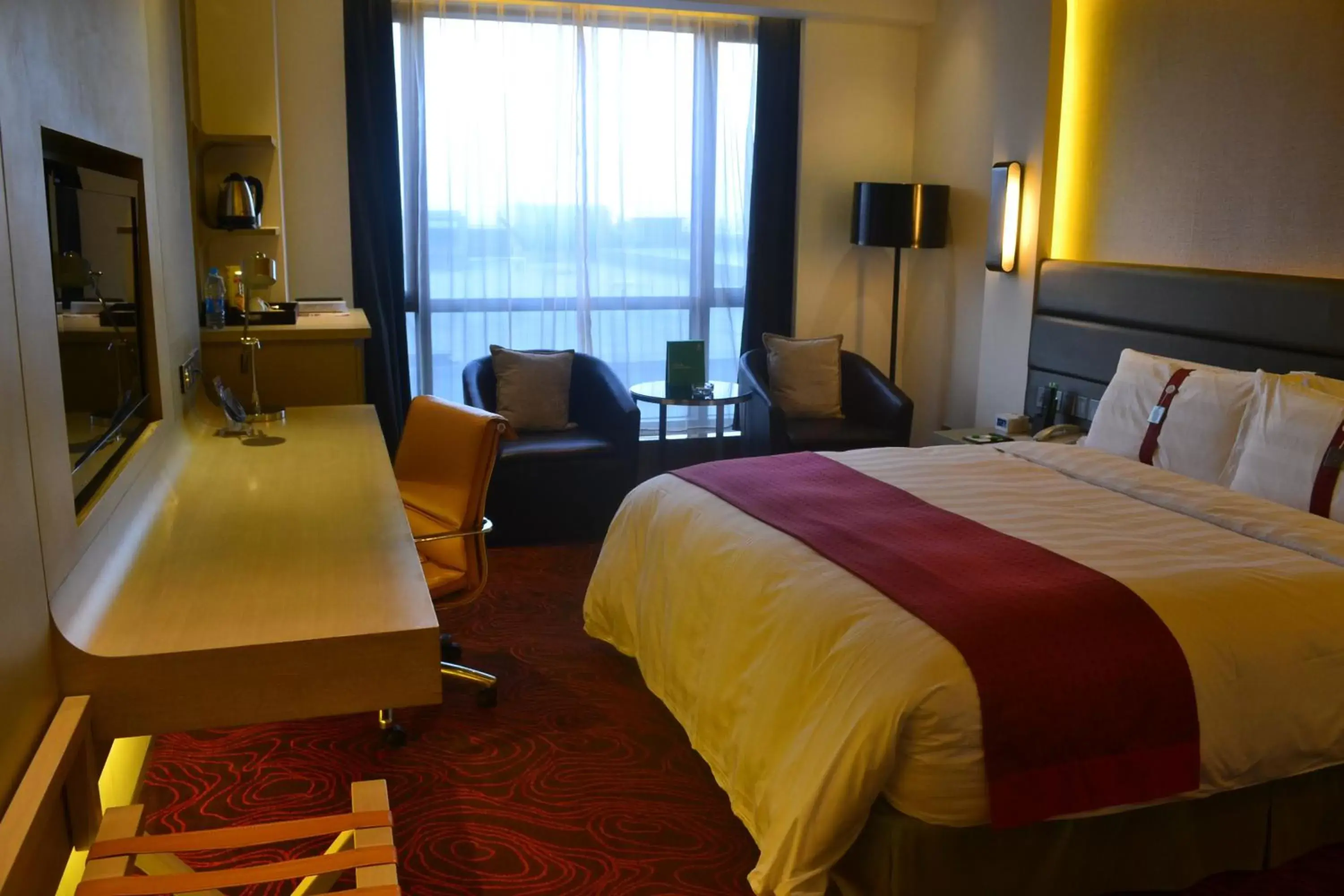 Premium King Room with Lounge Access - High Floor in Holiday Inn Shanghai Songjiang by IHG - Miaoqian Street Premium King Room with Lounge Access - High Floor in Holiday Inn Shanghai Songjiang by IHG - Miaoqian Street