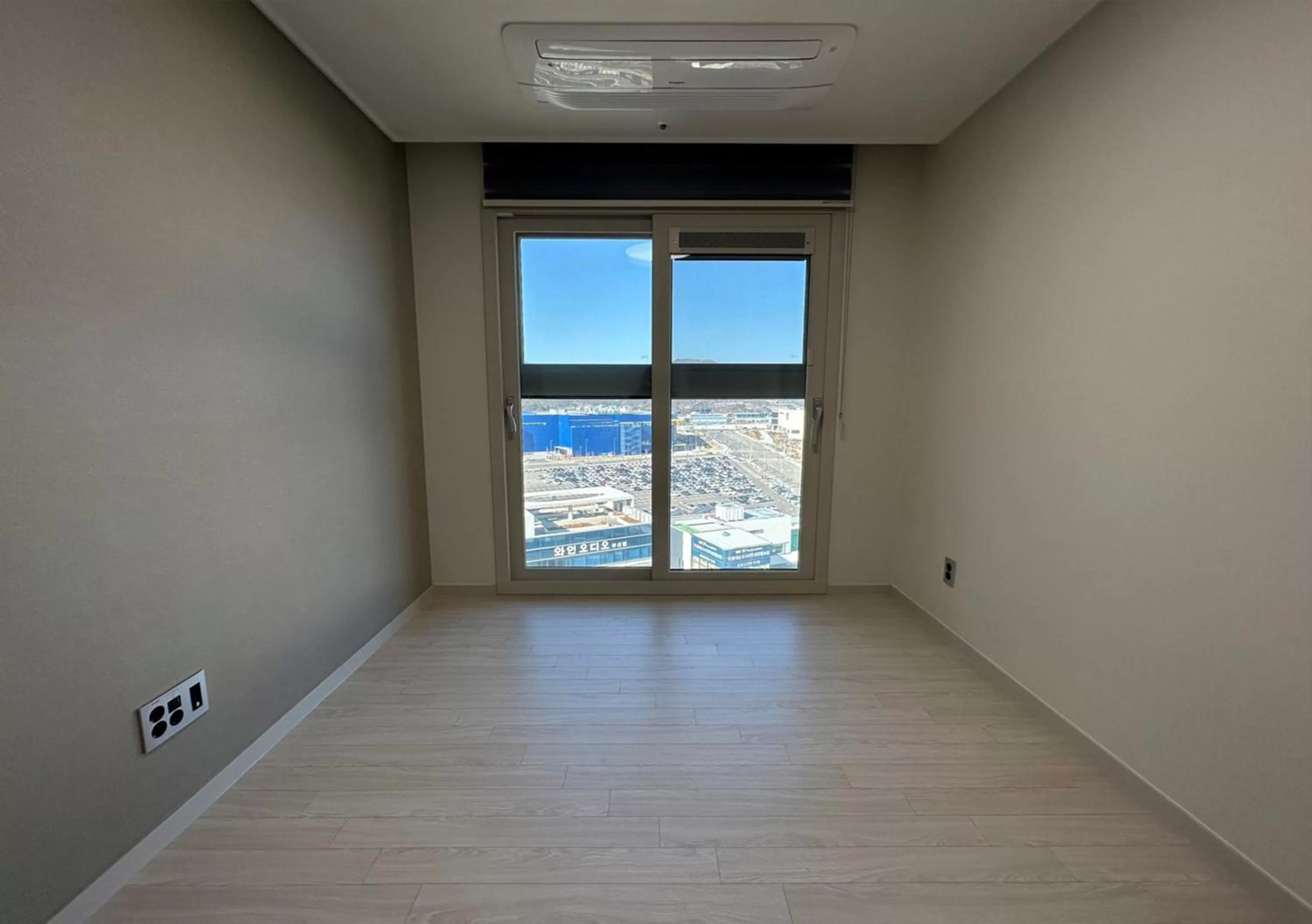 Y Collection by UH FLAT Osiria