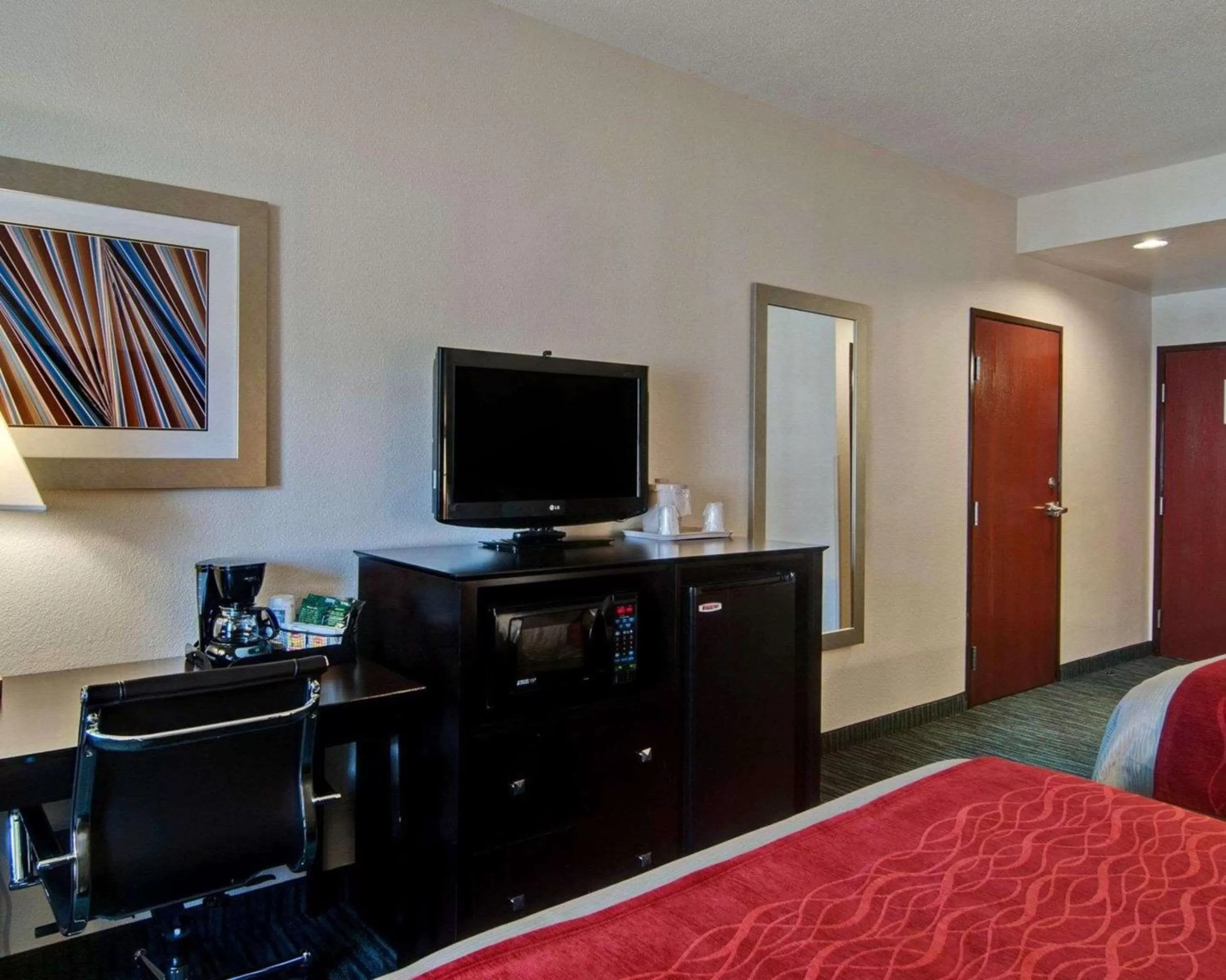 Photo of the whole room, Bed in Comfort Inn Mount Airy