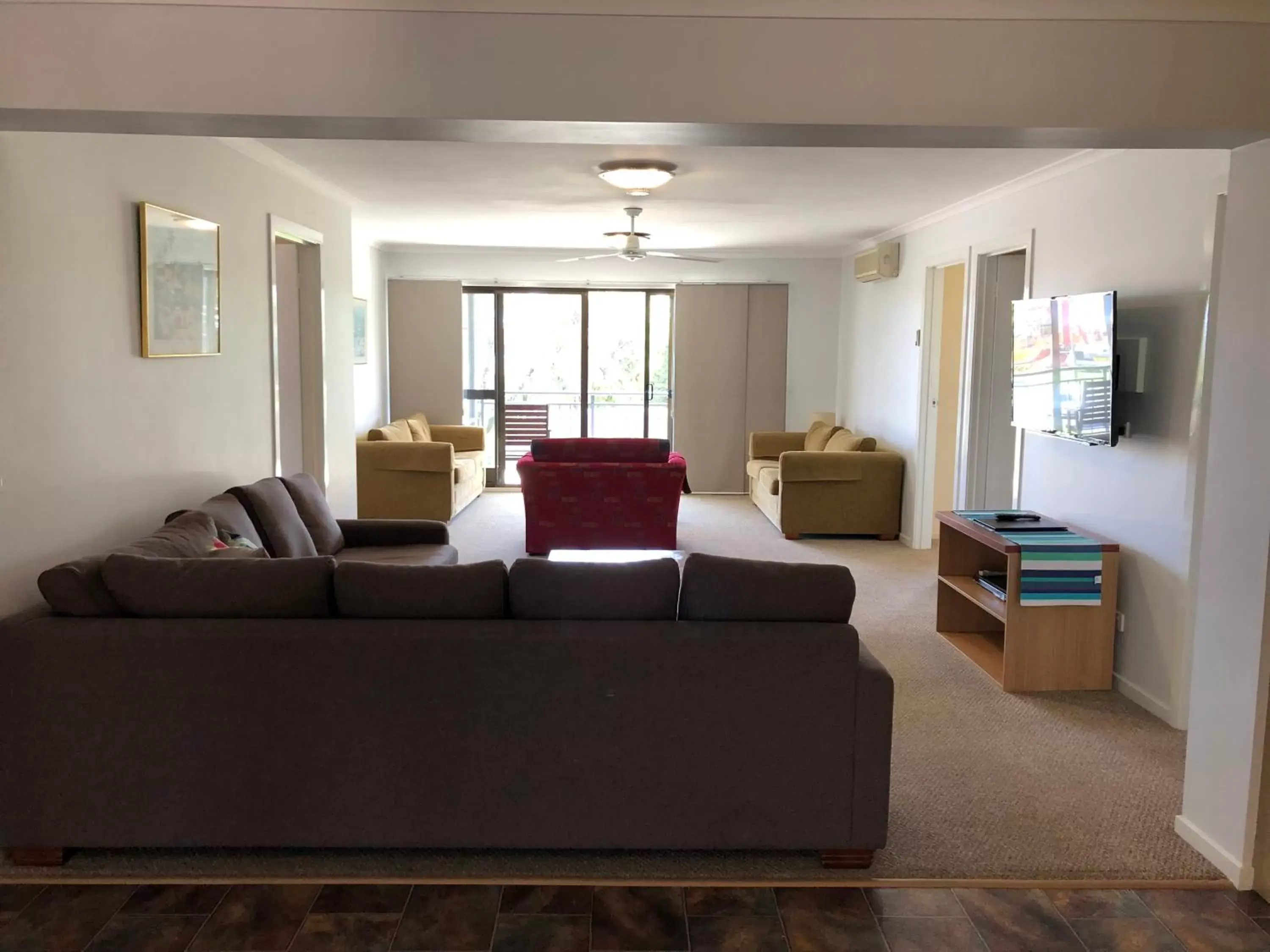 Four-Bedroom Apartment with Water View in Araluen Motor Lodge Four-Bedroom Apartment with Water View in Araluen Motor Lodge