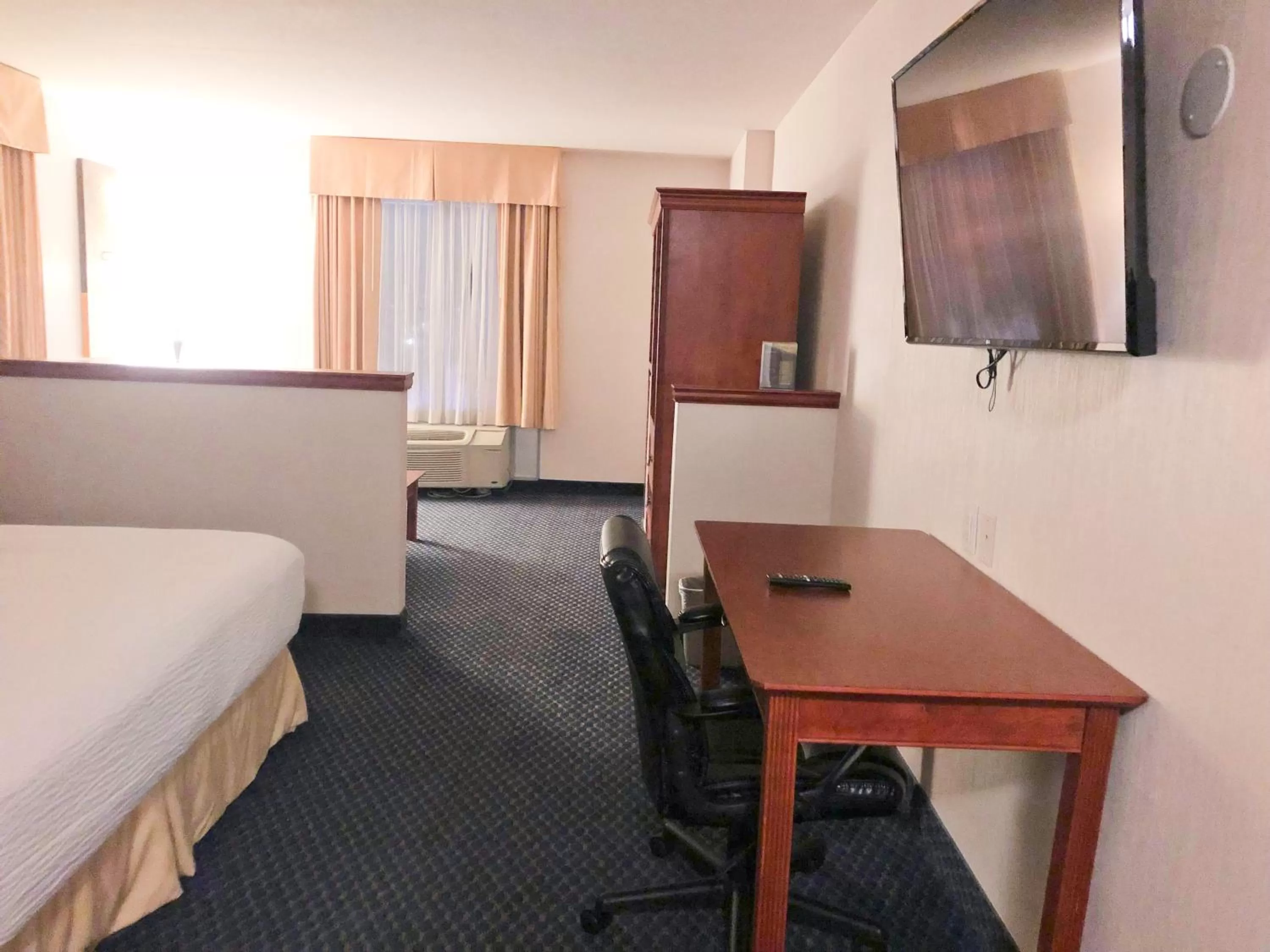 Bed in Days Inn by Wyndham Niagara Falls Centre St By the Falls