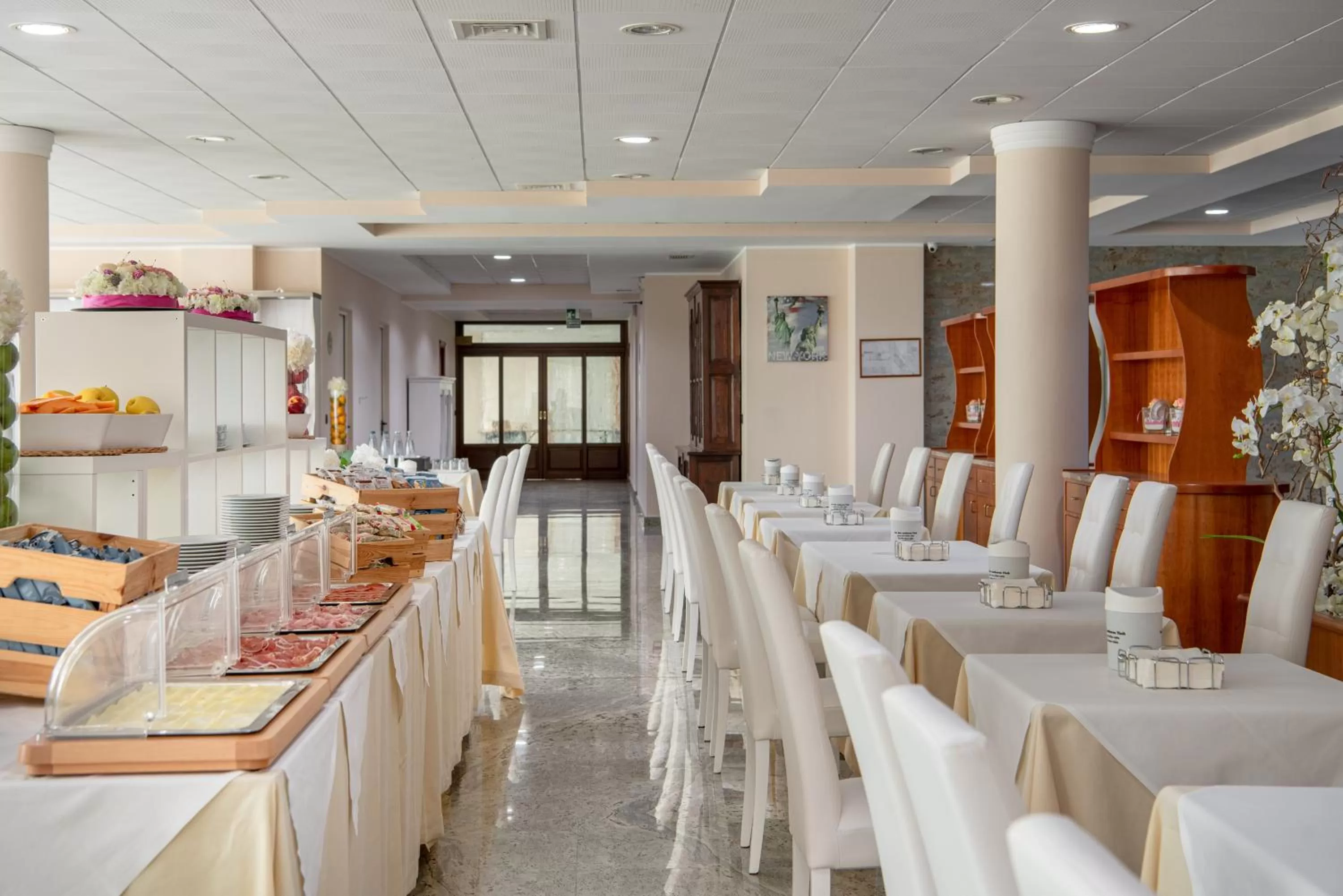 Restaurant/places to eat in Rivoli Hotel