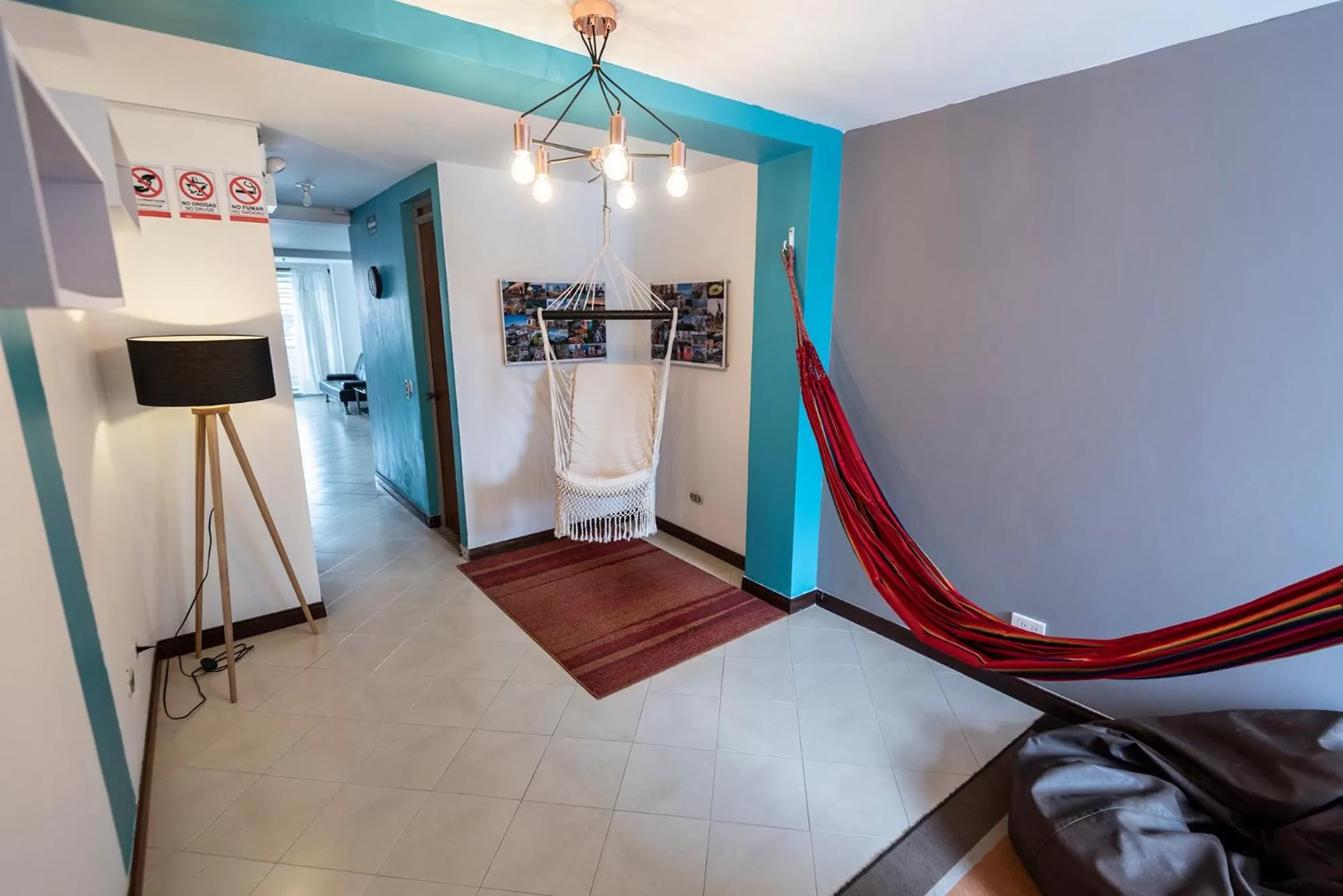 Communal lounge/ TV room, Seating Area in Poblado Guest House