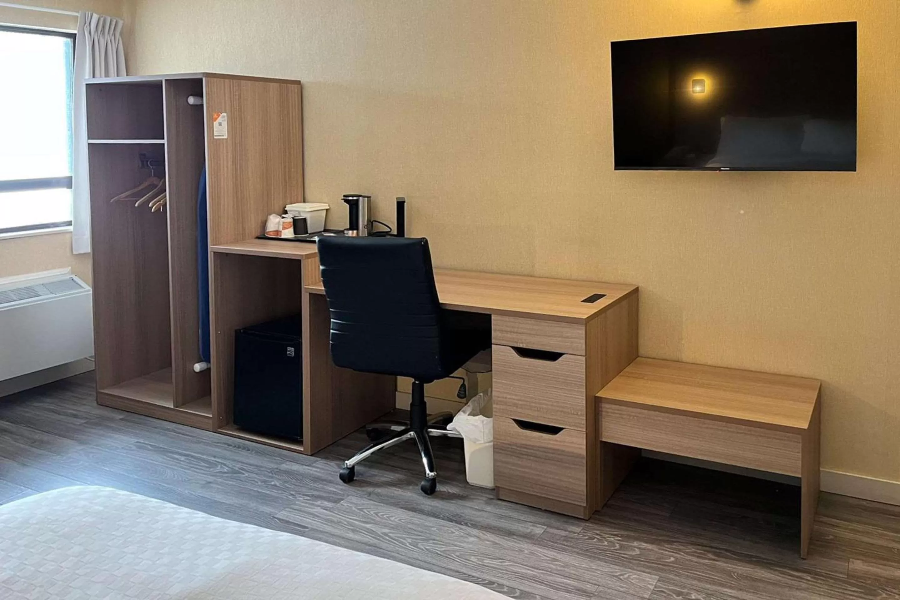 Bedroom, Bed in Econo Lodge Airport Quebec