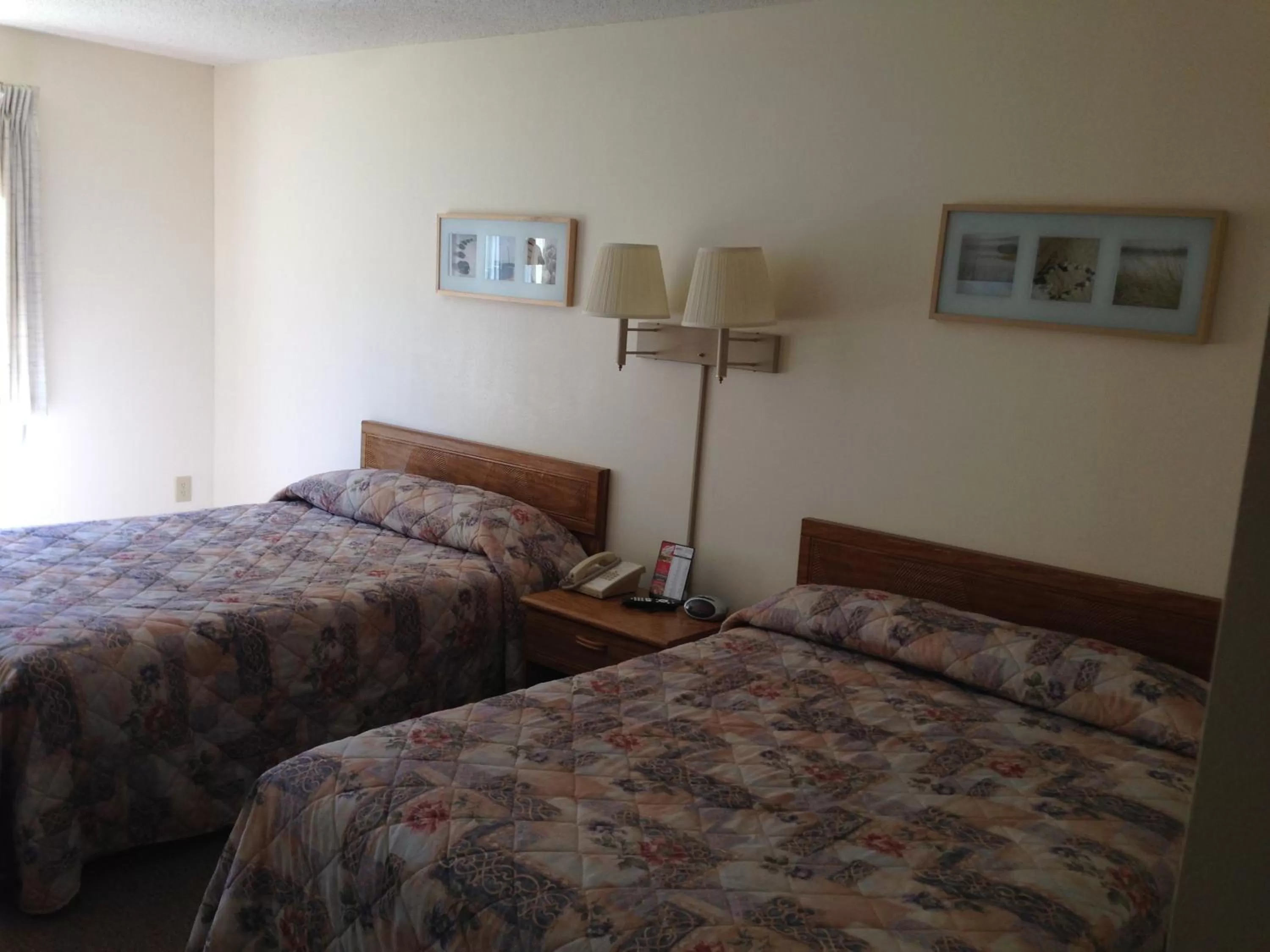 Double Room with Two Double Beds in Ludington Pier House