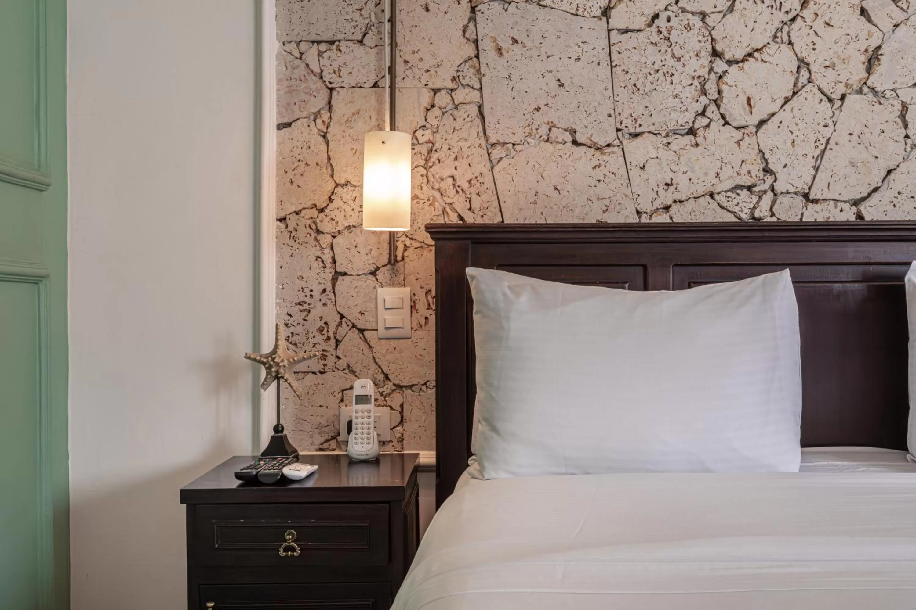 Bed in Soy Local Insignia