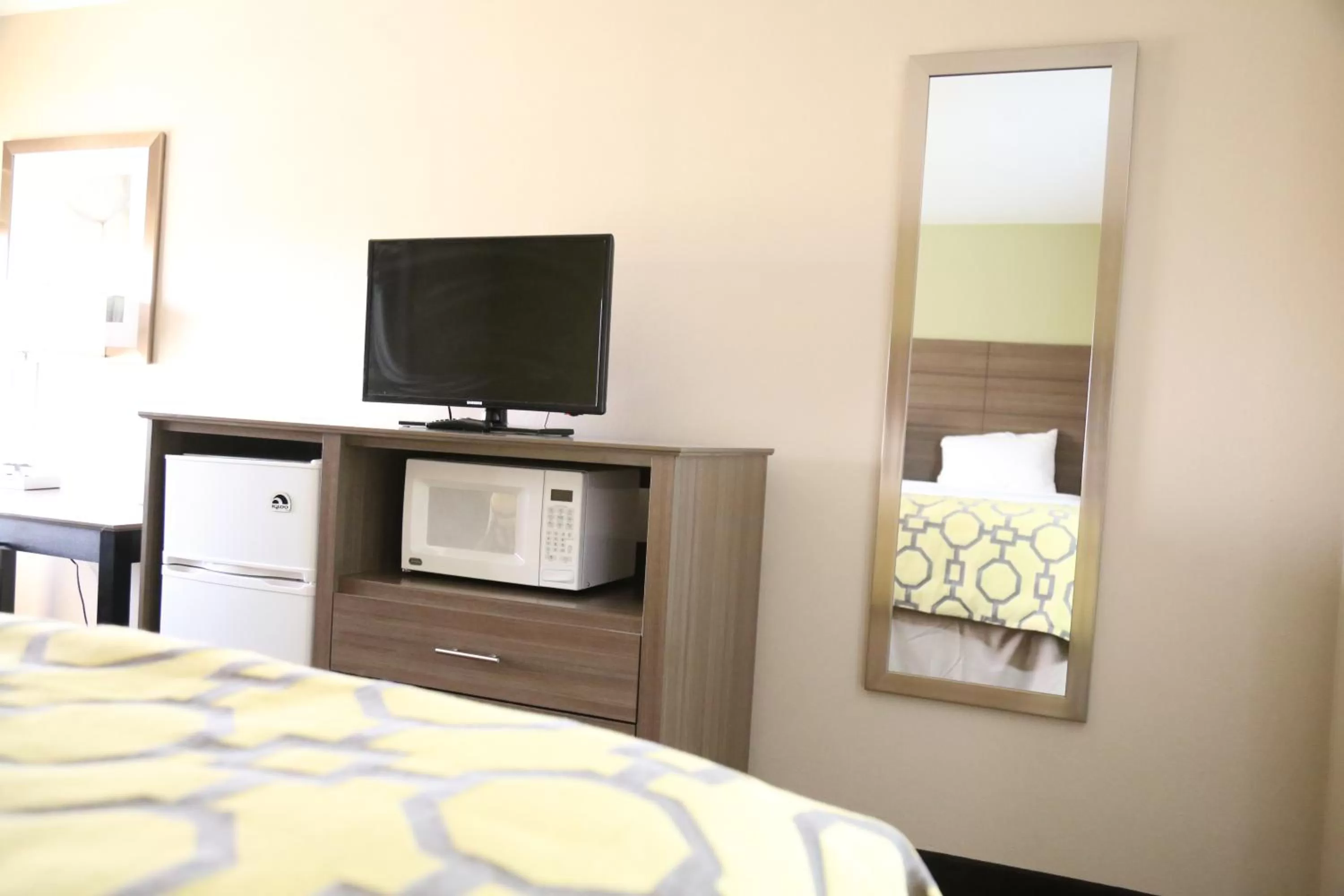 TV and multimedia, Bed in Baymont by Wyndham Plano