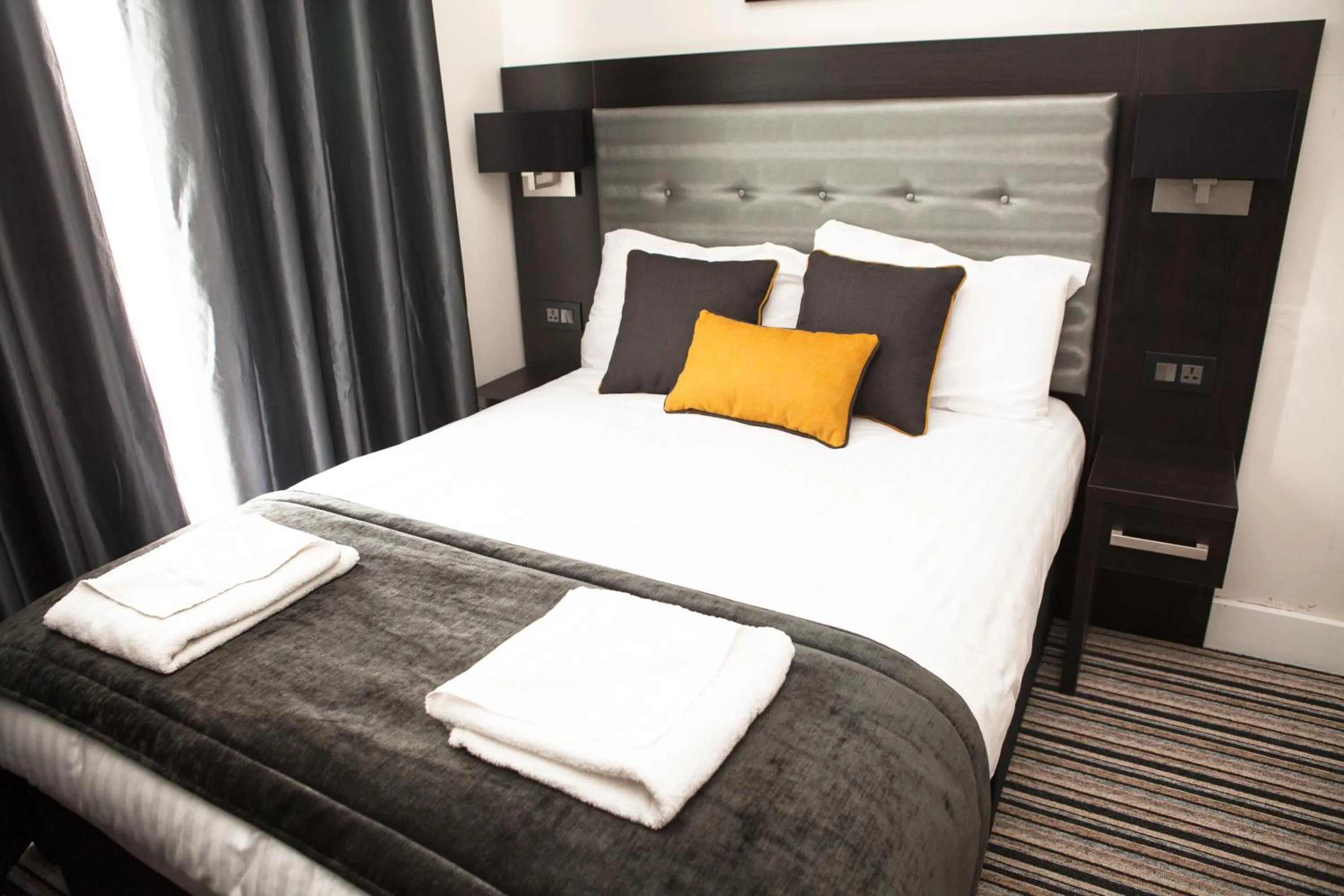 Photo of the whole room, Bed in The Tudor Inn Hotel