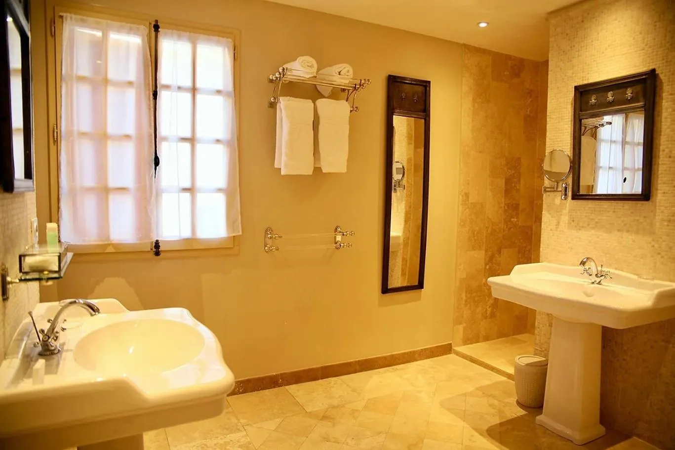 Shower in La Villa Mazarin