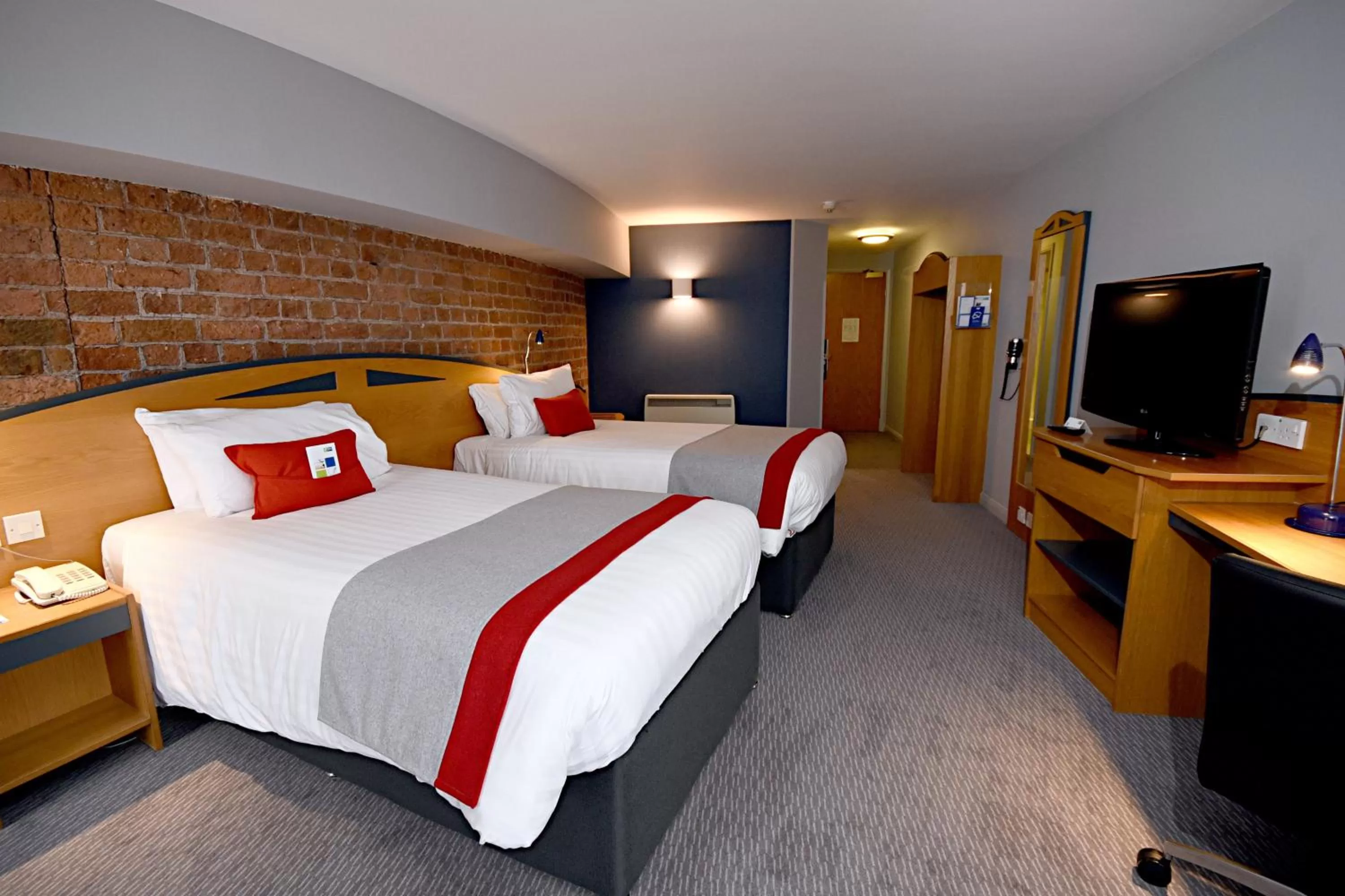 Photo of the whole room, Bed in Holiday Inn Express Liverpool-Albert Dock by IHG