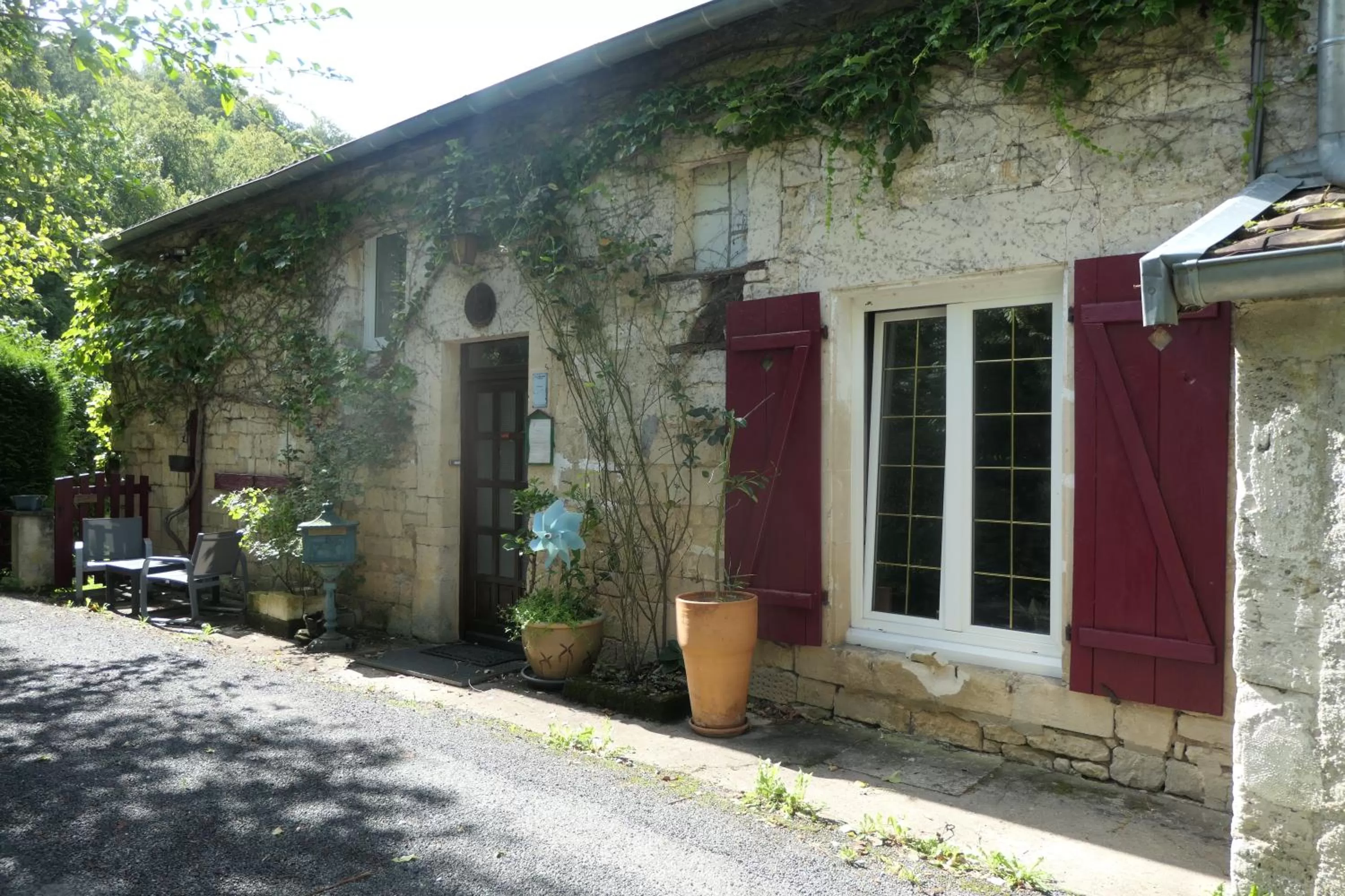 Facade/entrance in Le Moulin Aux Ecrevisses