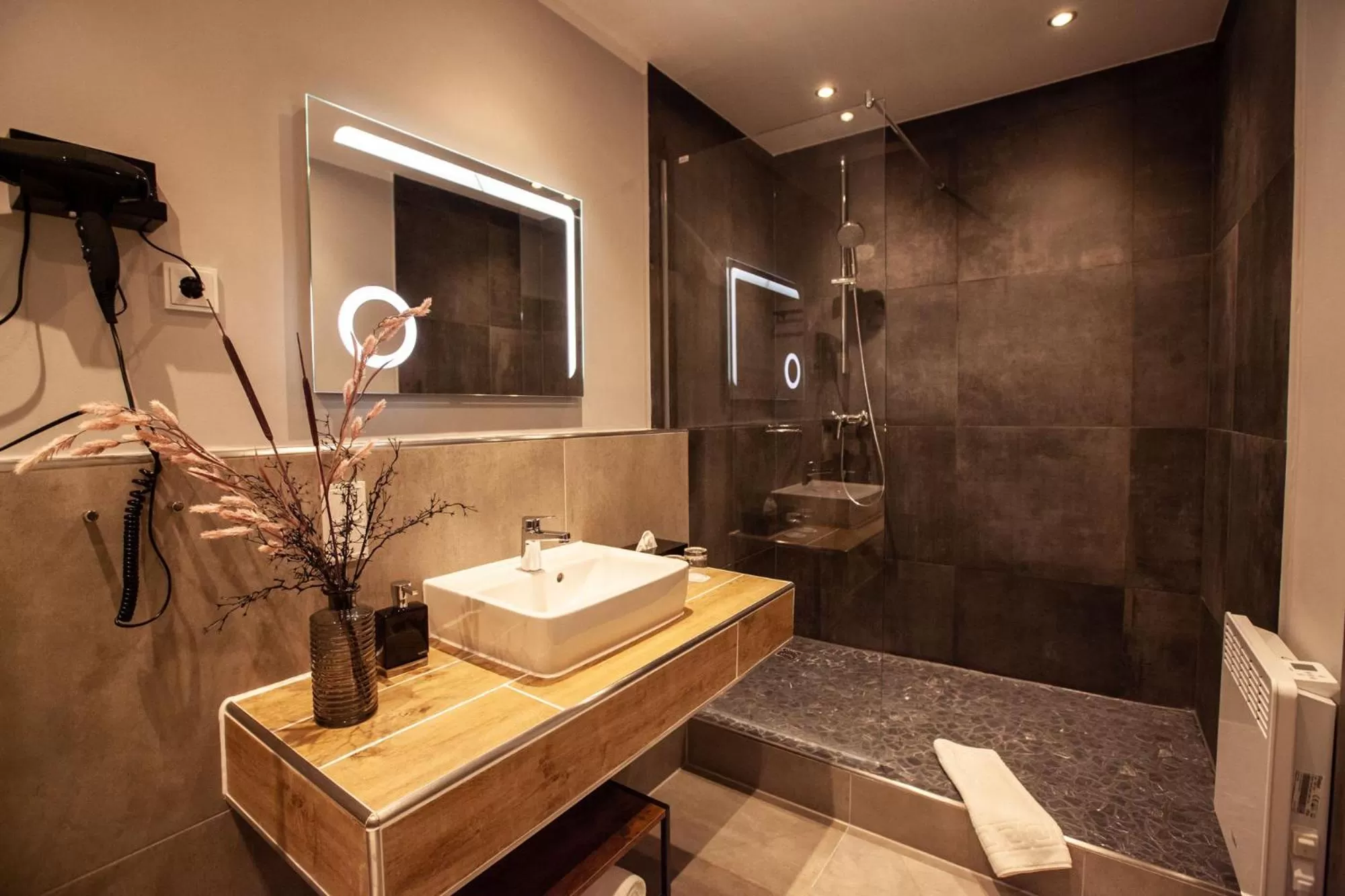 Bathroom in Elens Hotel