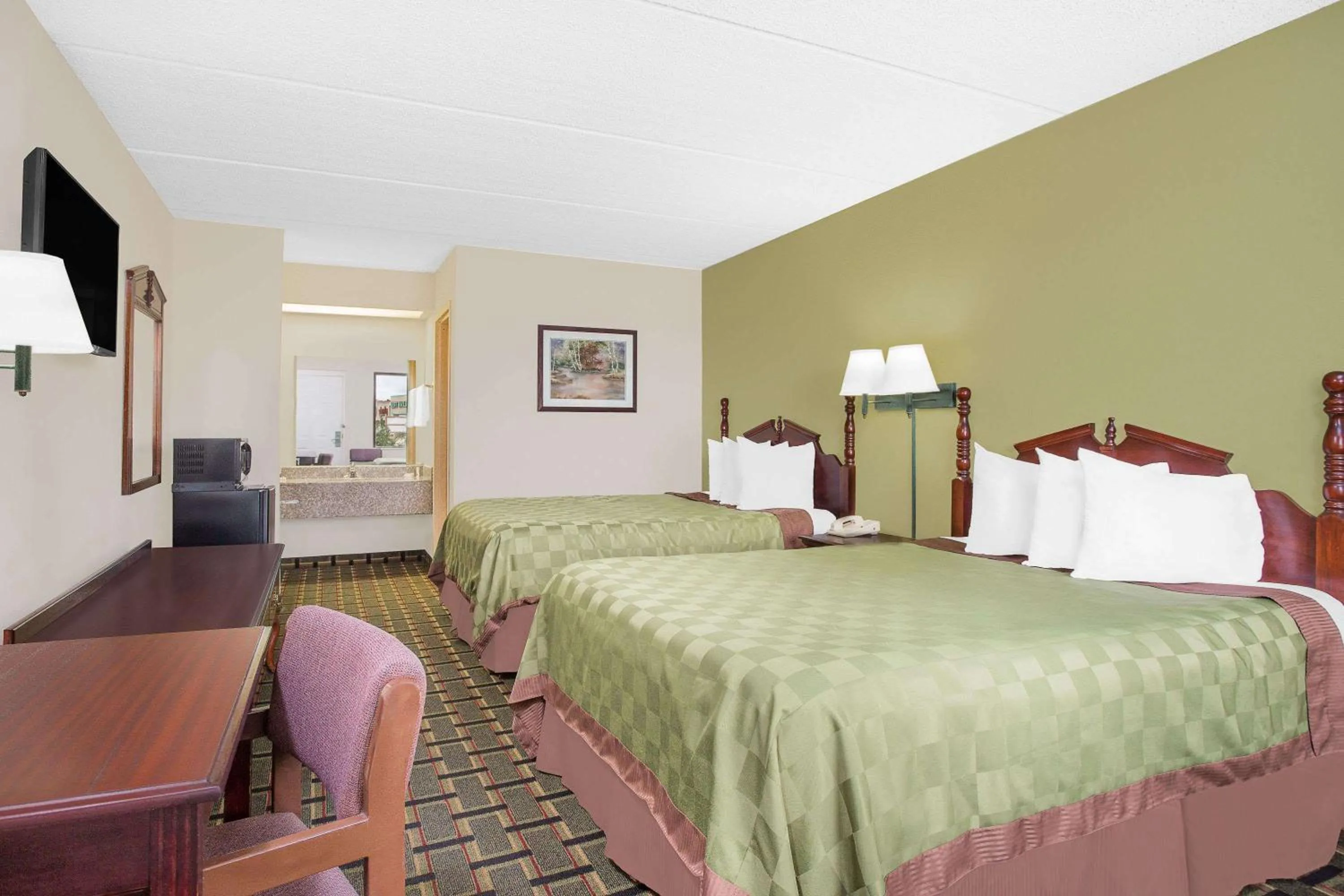 Photo of the whole room, Bed in Days Inn by Wyndham Eufaula AL