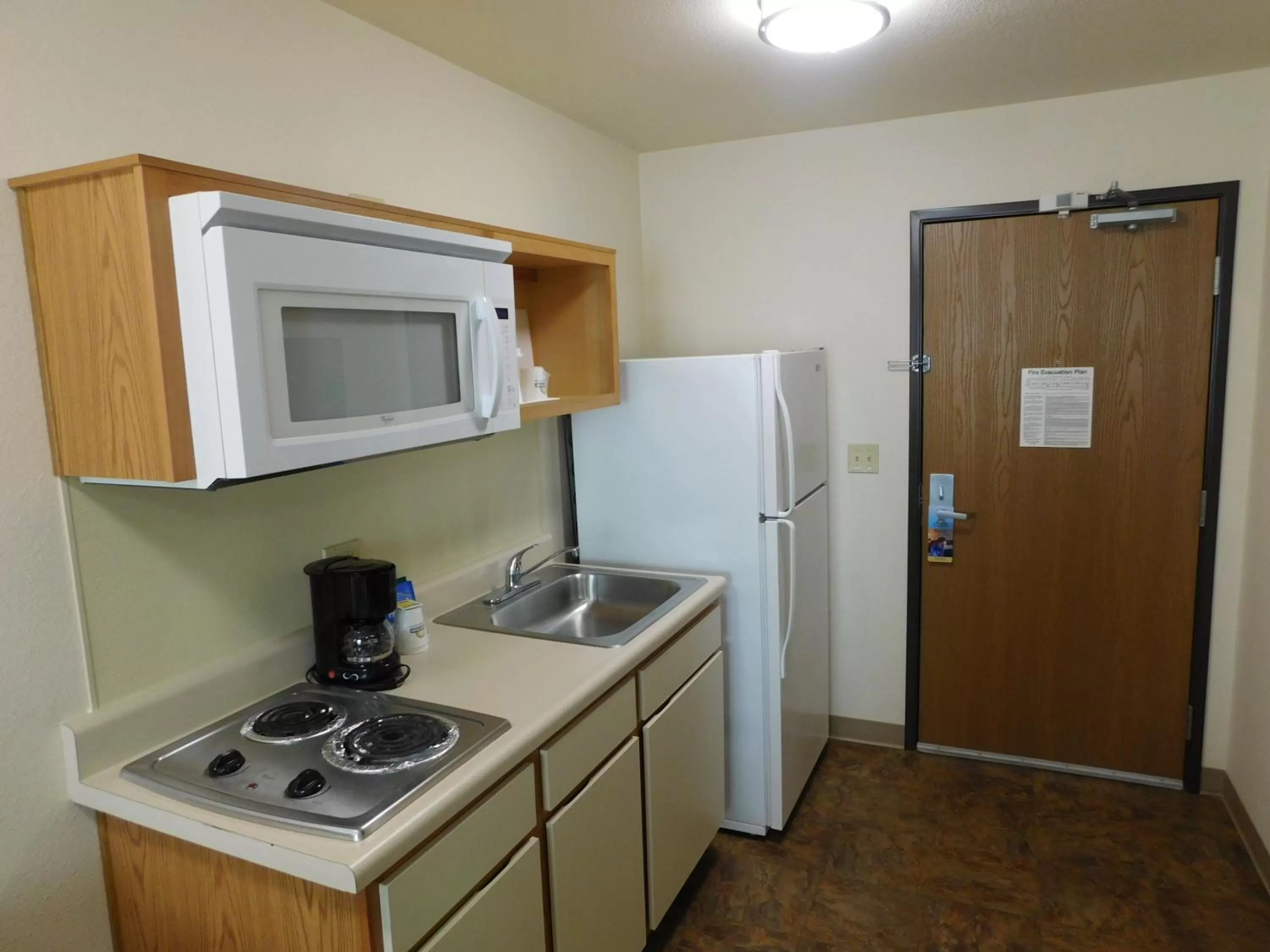 Kitchen or kitchenette in Days Inn & Suites by Wyndham Rochester South