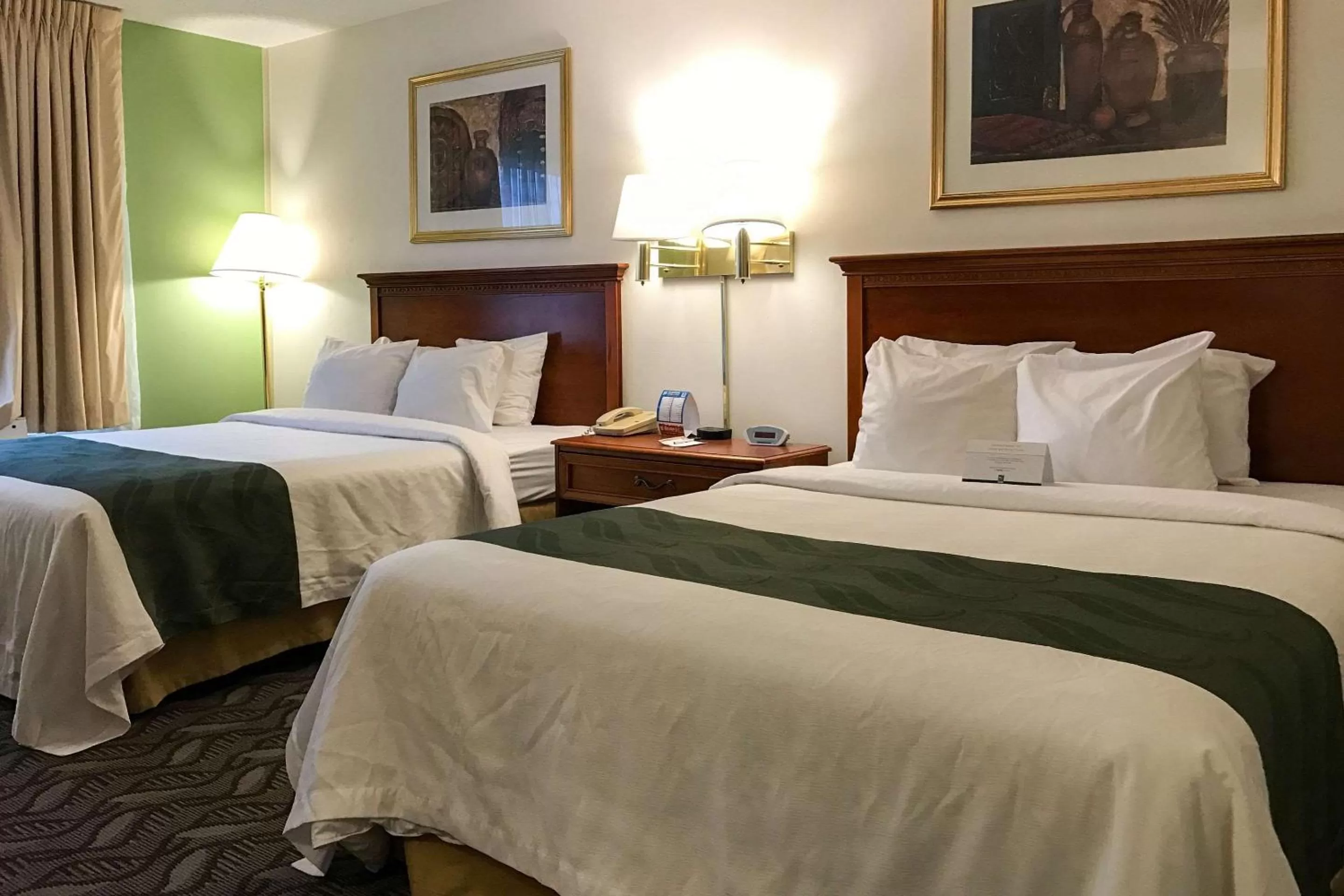 Photo of the whole room, Bed in Quality Inn Holland - Toledo