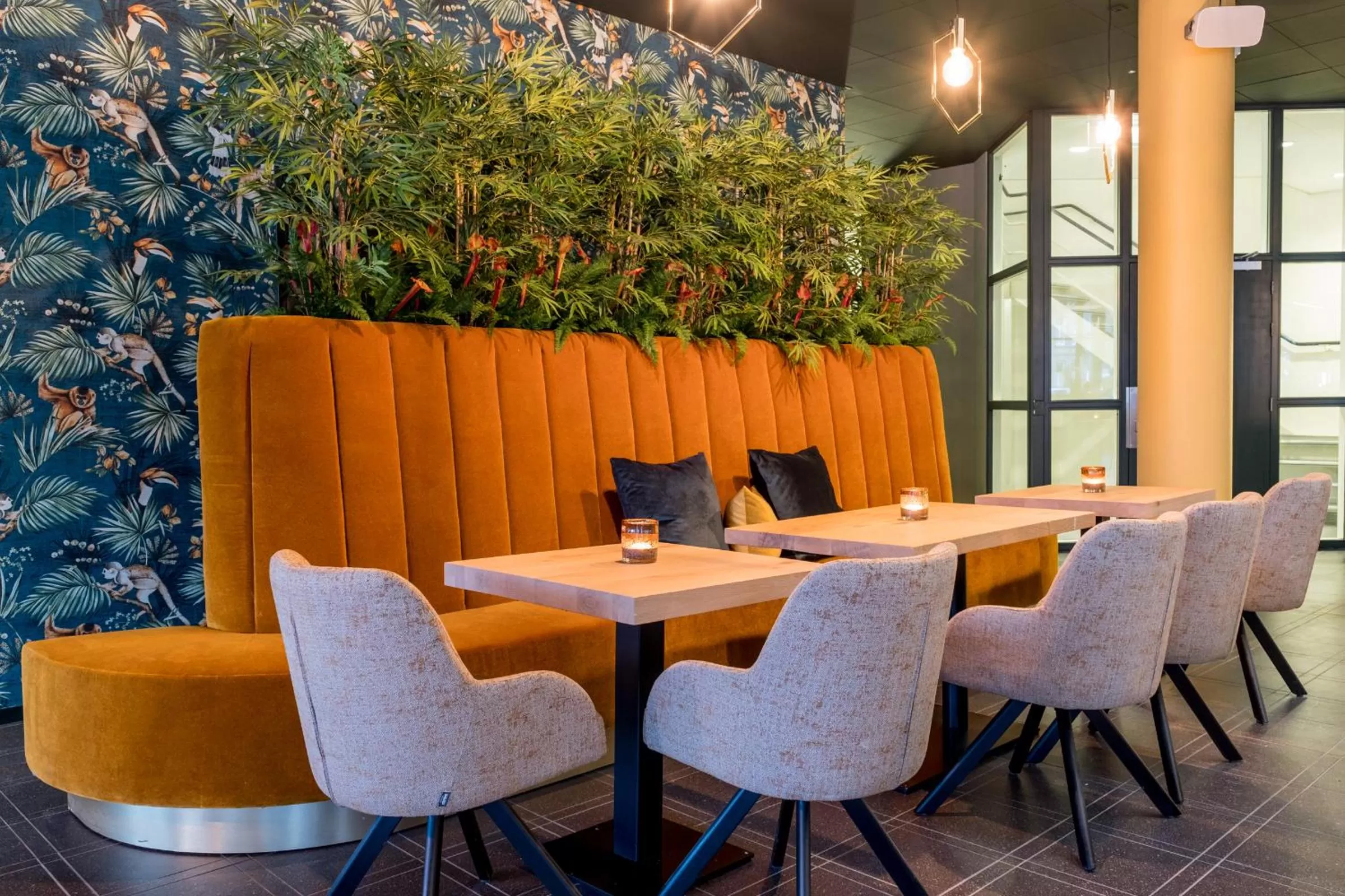 Restaurant/Places to Eat in Nero Office Hotel & City Café