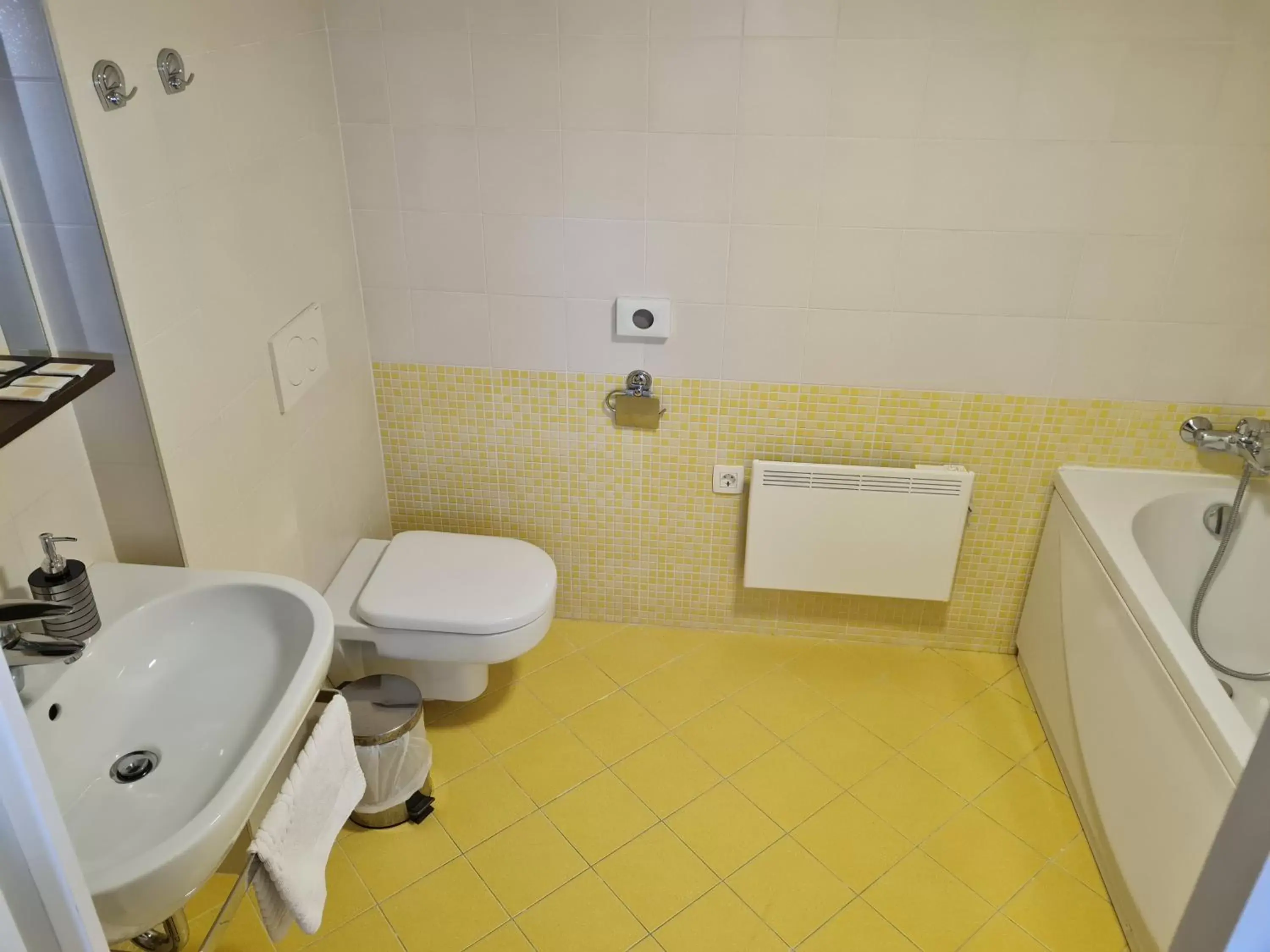 Deluxe Triple Room in AZUR ROOMS LJUBLJANA Deluxe Triple Room in AZUR ROOMS LJUBLJANA