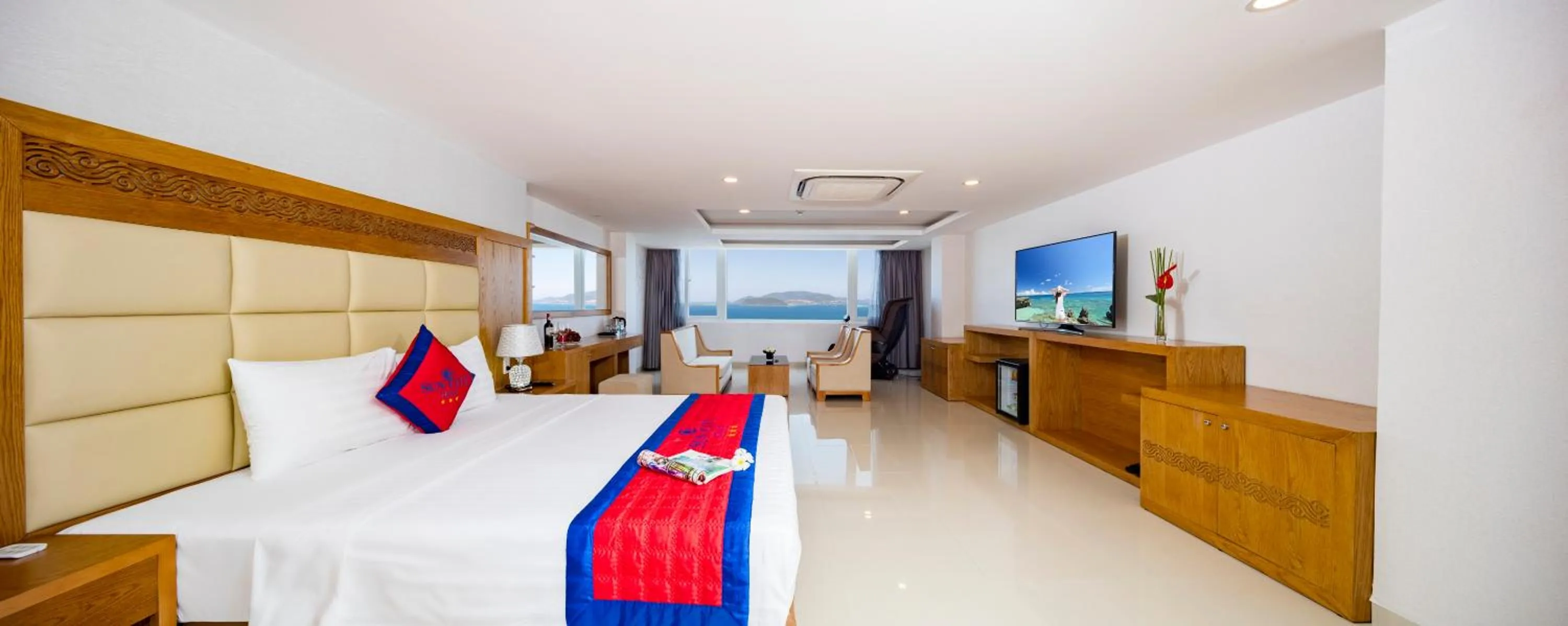 Seating area, Bed in Sun City Hotel